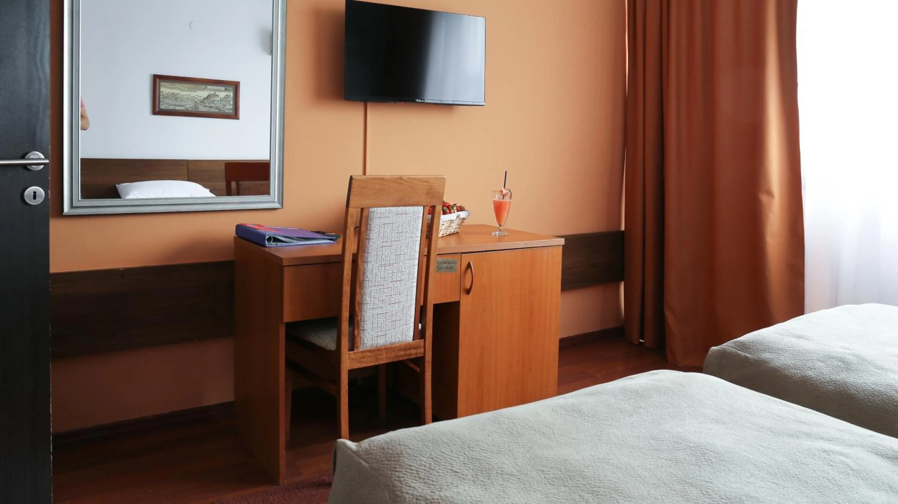 Communal lounge/ TV room, Bed in Hotel Srbija-FREE PARKING