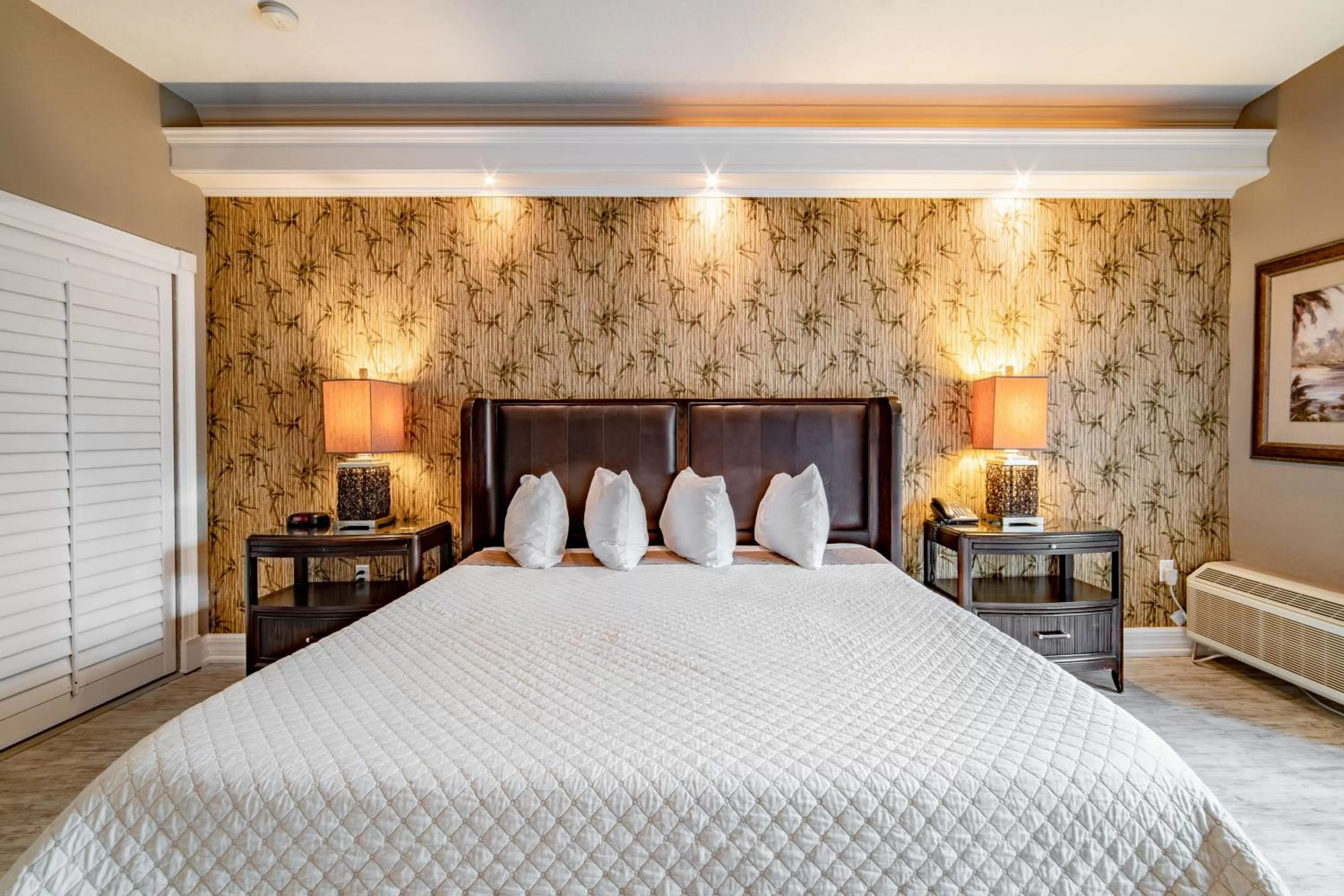 Photo of the whole room, Bed in Boca Grande Hotel