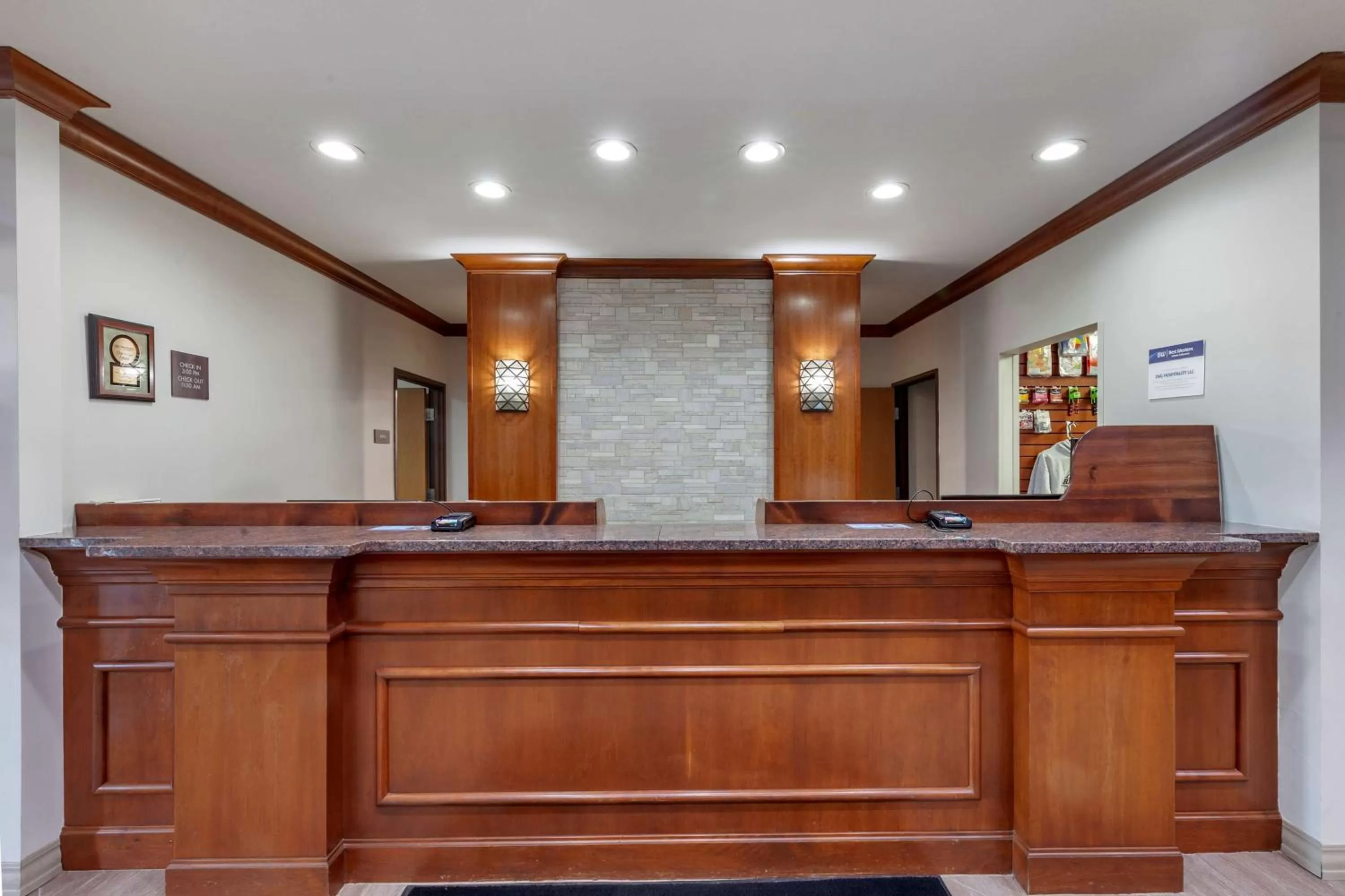 Lobby or reception in Best Western PLUS Sparta Trail Lodge