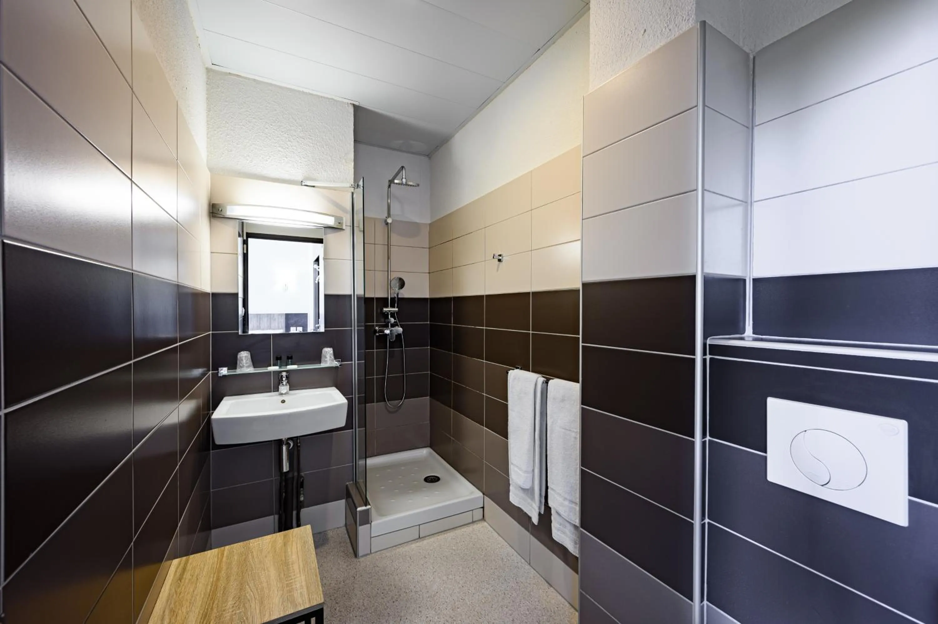 Shower in Hotel Gascogne