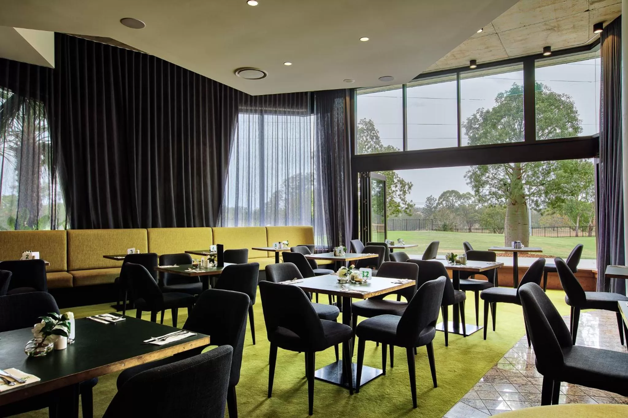 Restaurant/places to eat in Eatons Hill Hotel