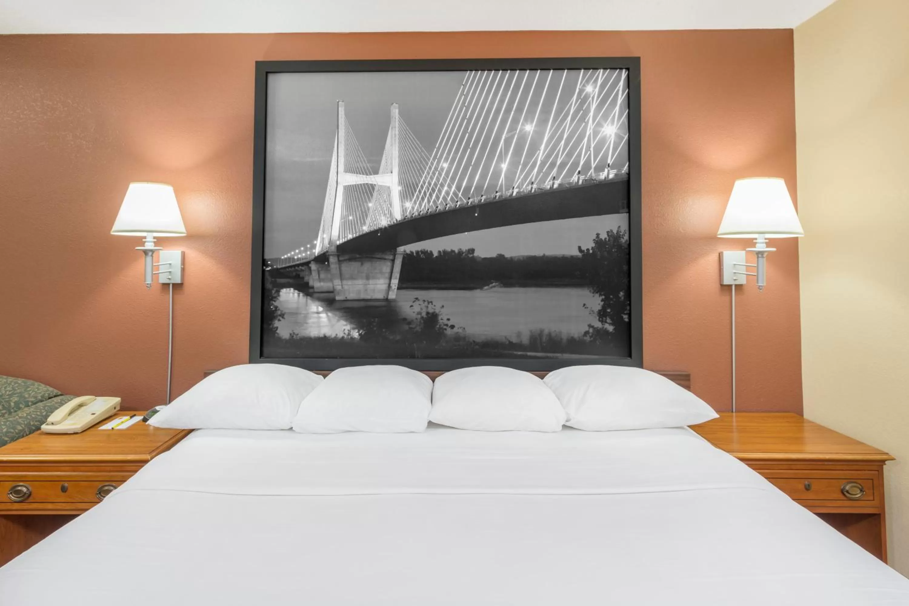 1 King Bed, Studio Suite, Smoking. in Super 8 by Wyndham Charleston MO