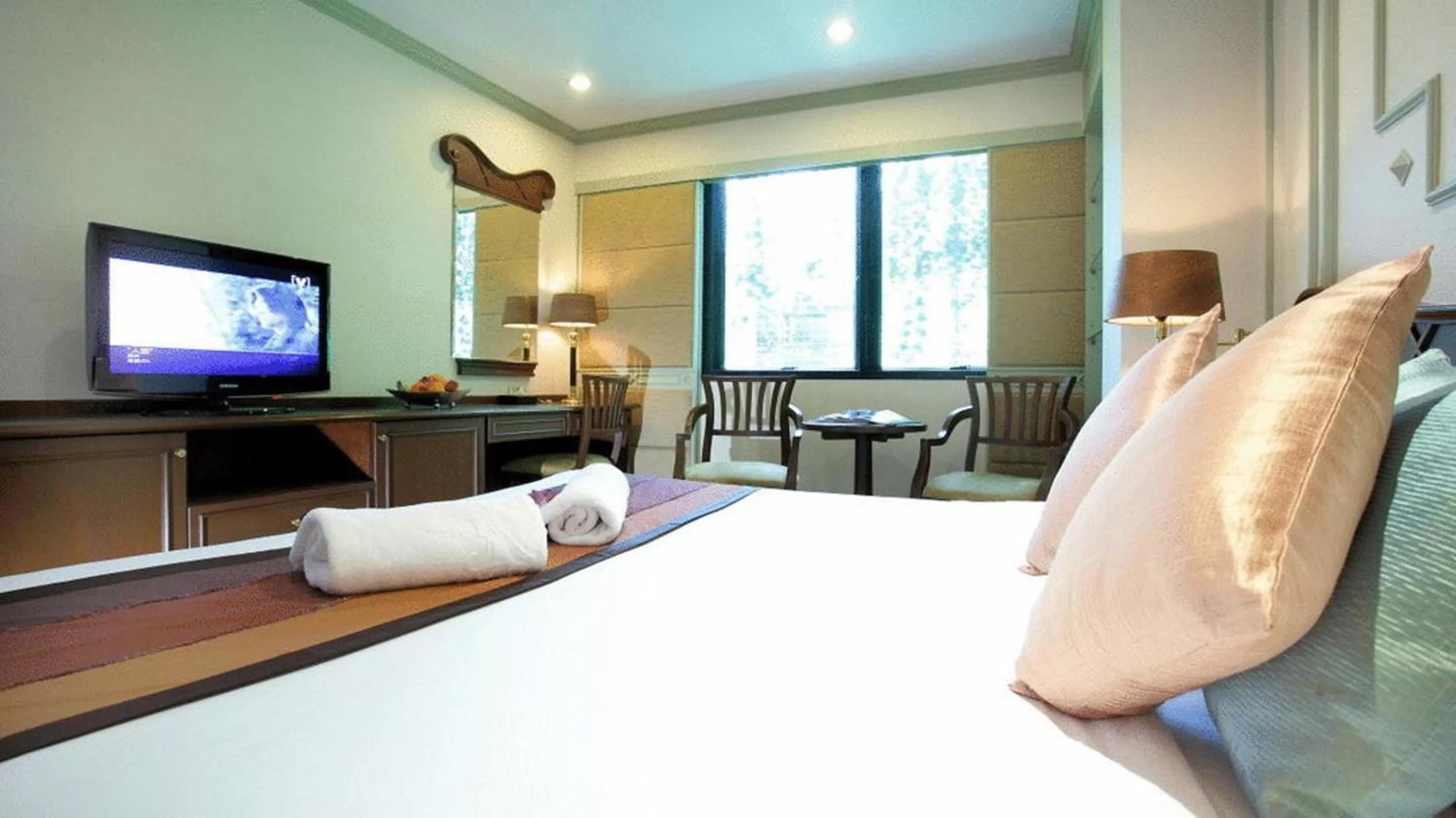 Photo of the whole room, Bed in Majestic Suites Hotel