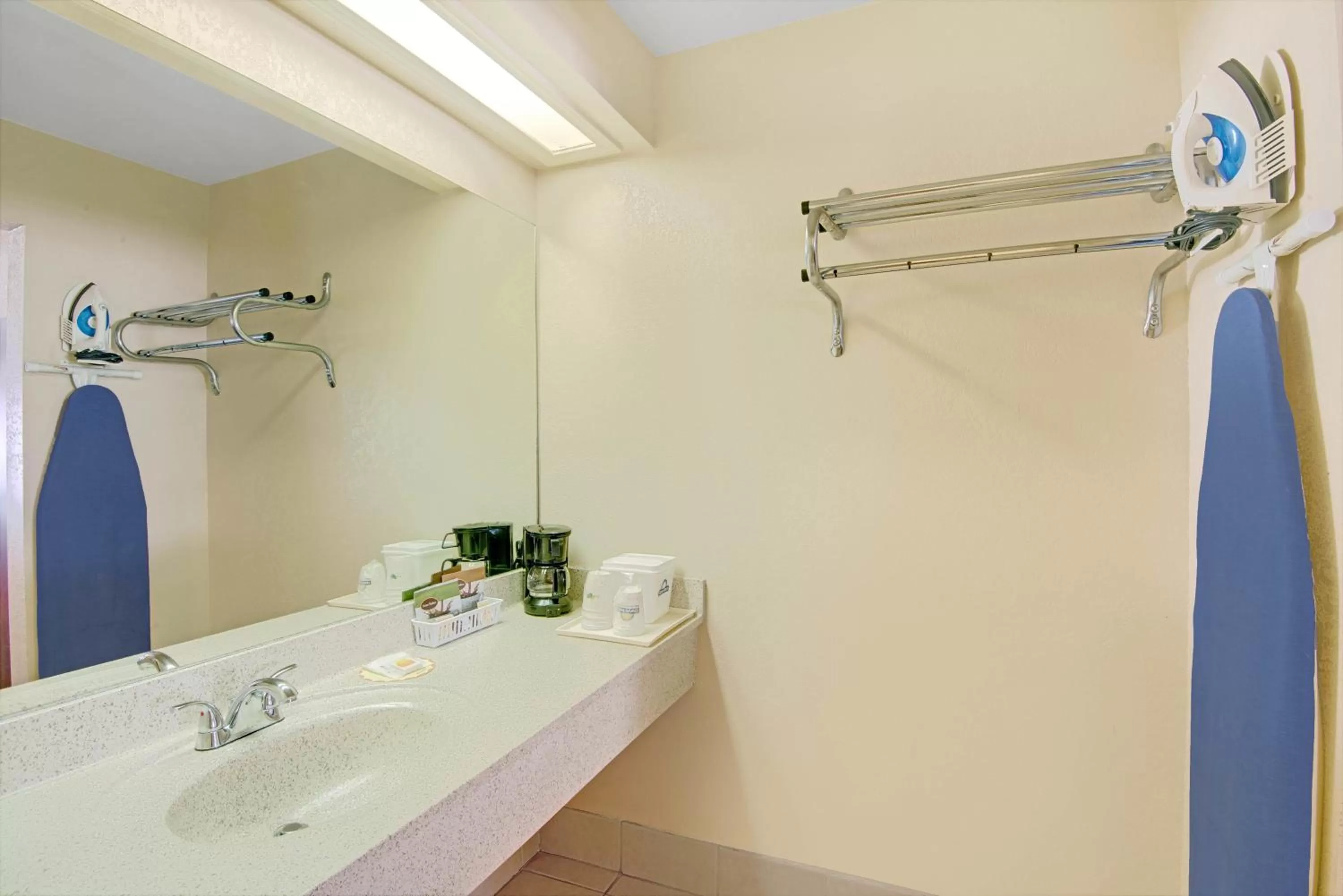 Double Room with Two Double Beds and Roll-In Shower - Mobility Access/Non-Smoking in Days Inn & Suites by Wyndham Braunig Lake