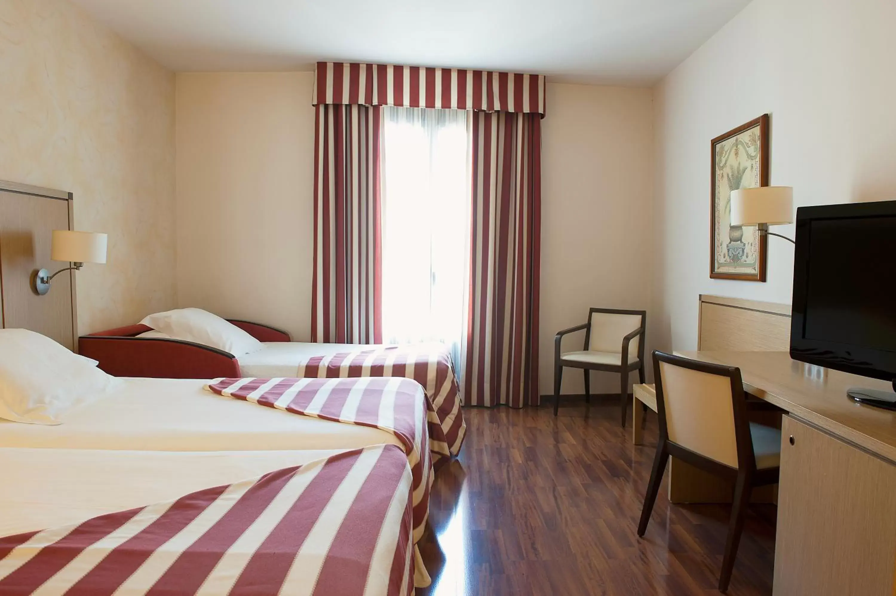 Triple Room in Hotel Duran Triple Room in Hotel Duran