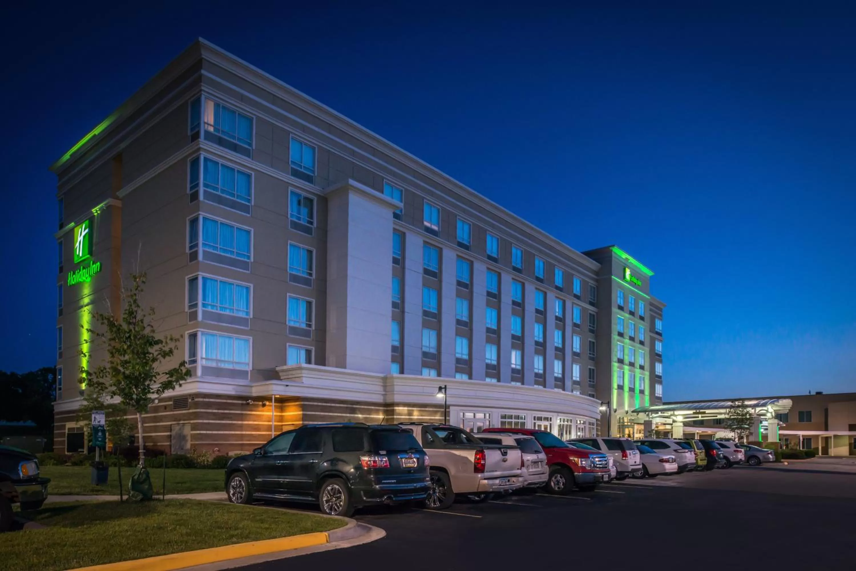 Property building in Holiday Inn Kansas City Airport by IHG