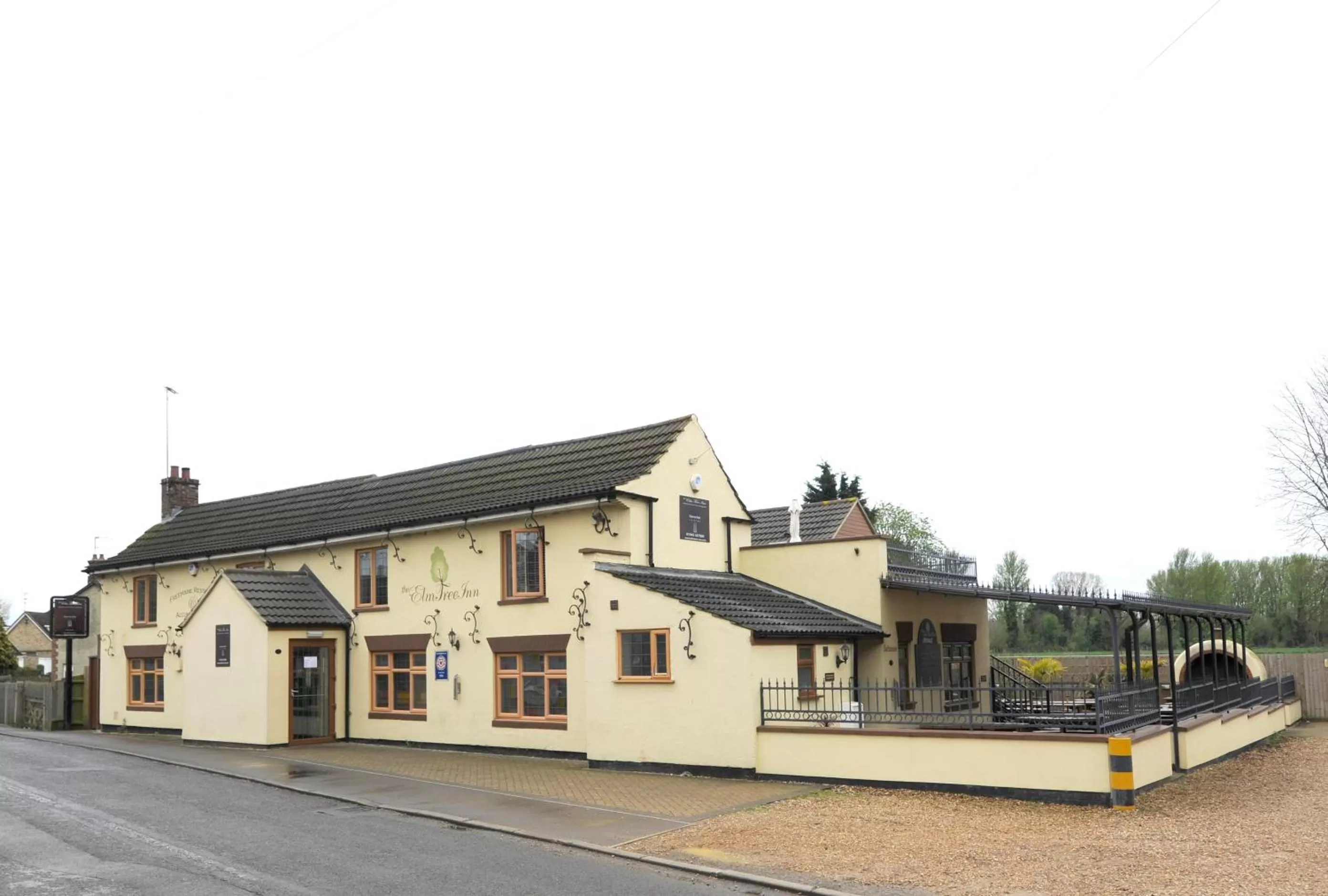 Facade/entrance in The Elm Tree Inn