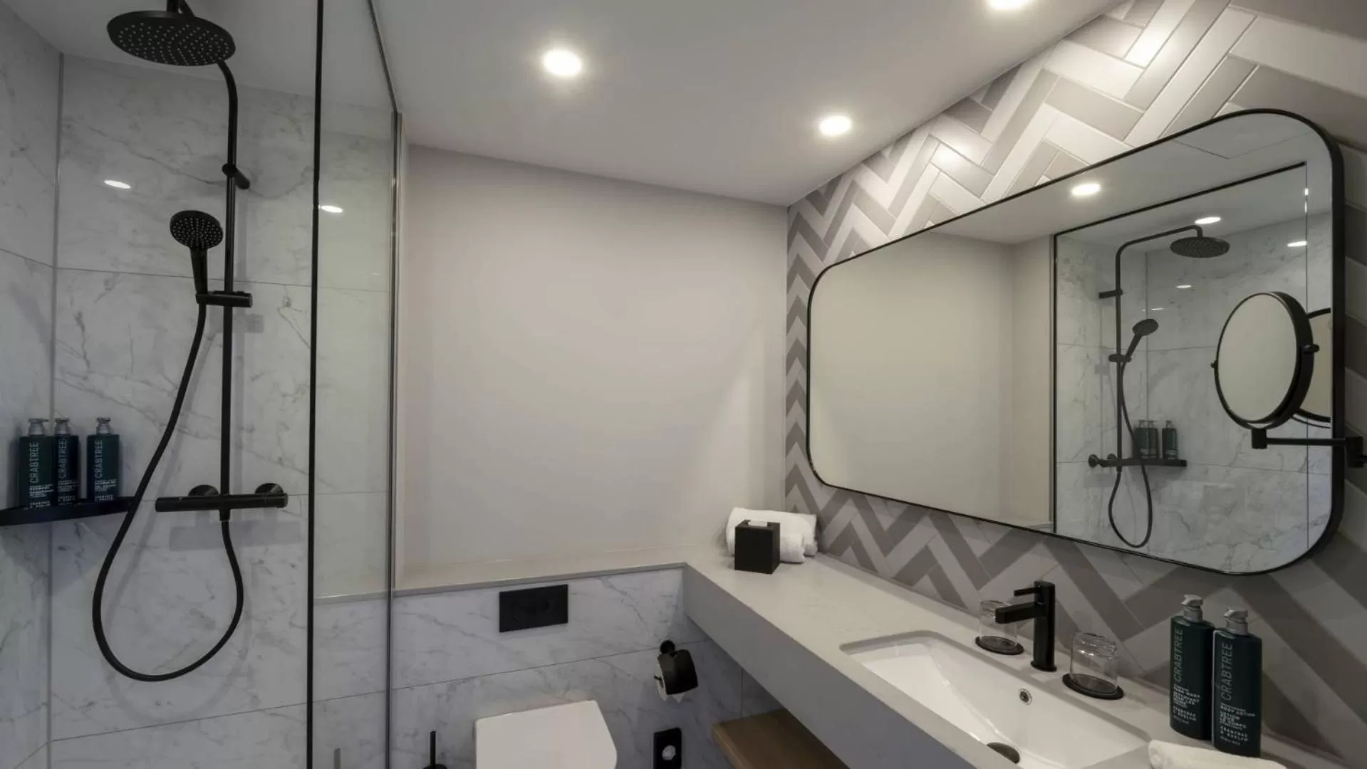 Shower in DoubleTree by Hilton Berlin Ku'damm