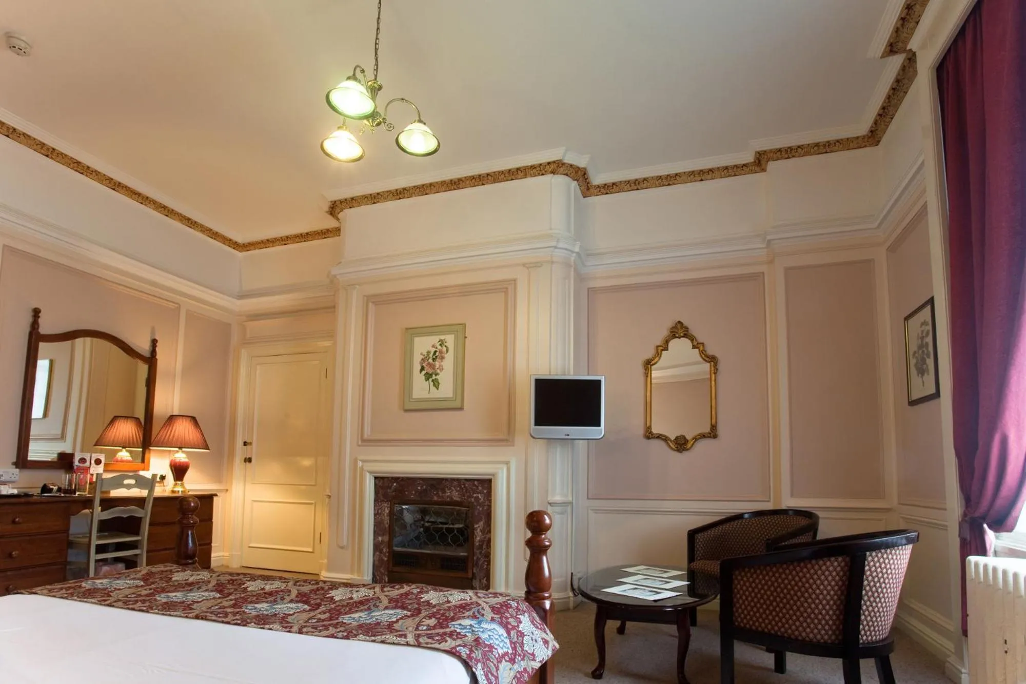 Living room, Bed in Adelphi Hotel