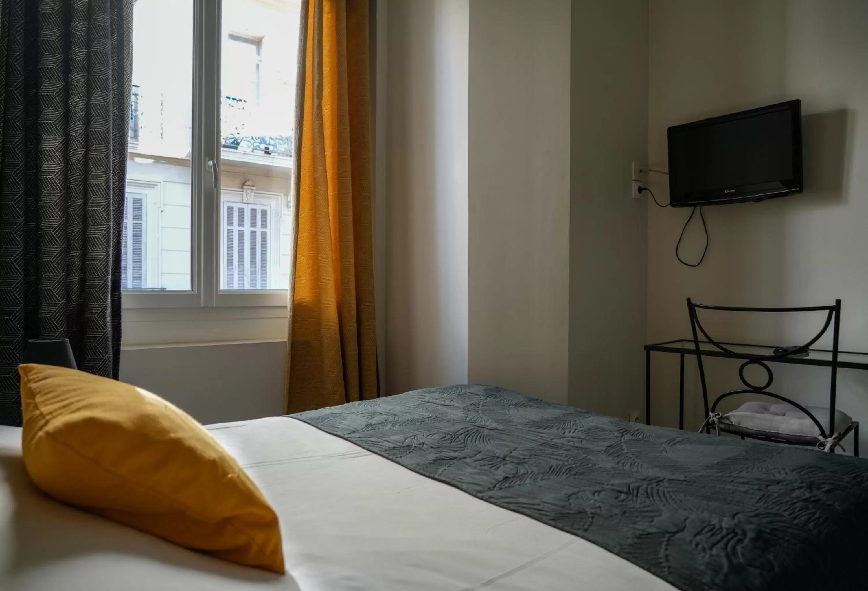 Property building, Bed in Celenya Hôtel