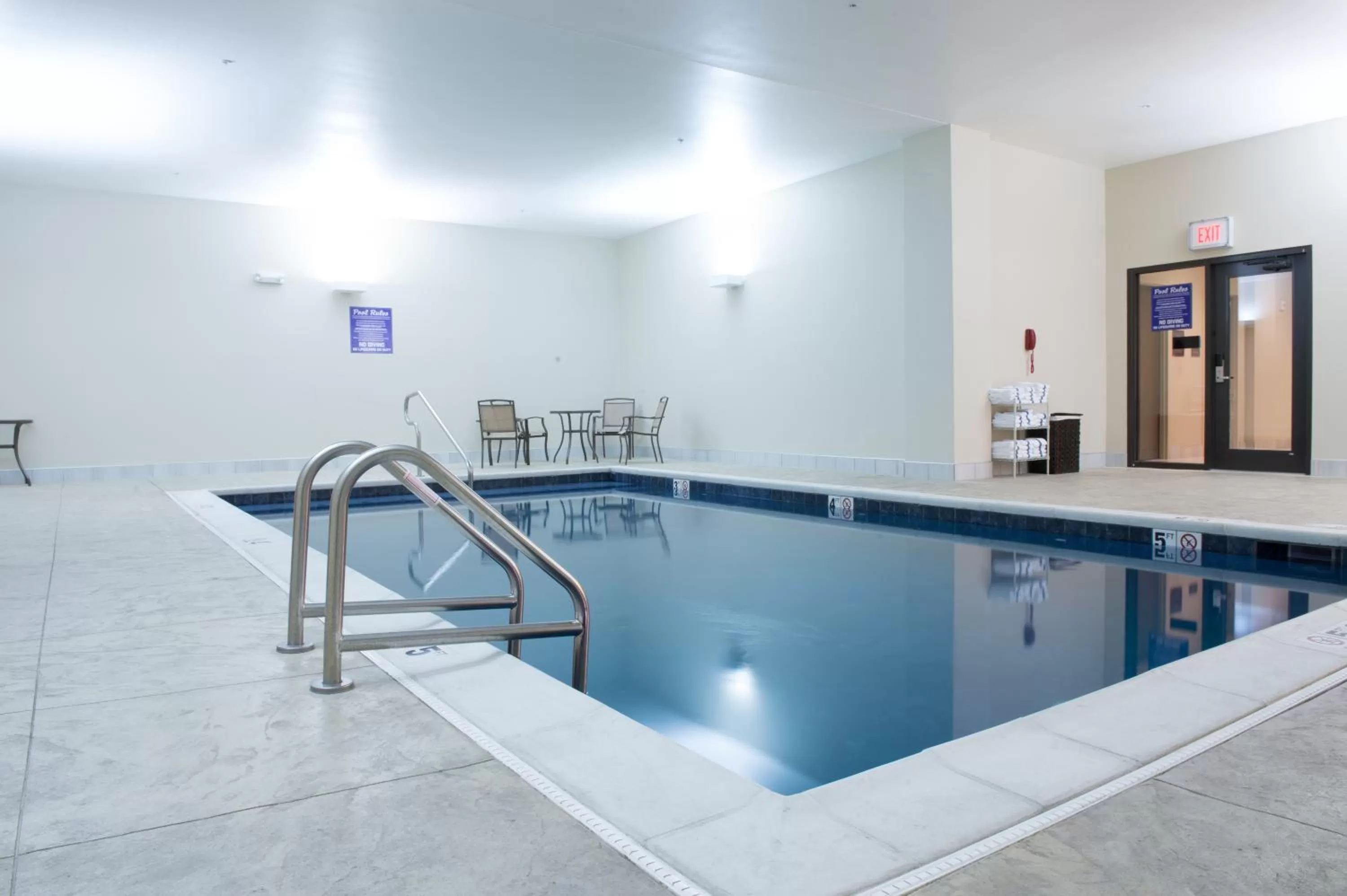 Swimming pool in Bluemont Hotel
