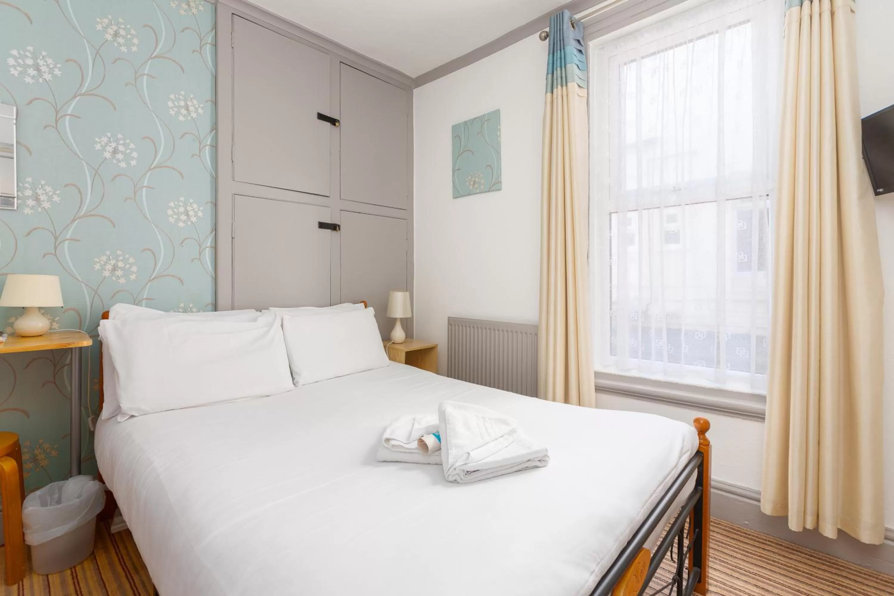 Bedroom, Bed in The Sandringham Court Hotel & Sports Bar-Groups Welcome here-High Speed Wi-Fi