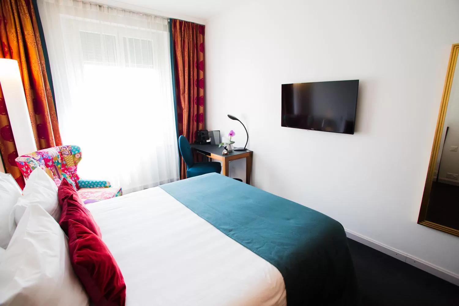 Communal lounge/ TV room, Bed in The Ambassador