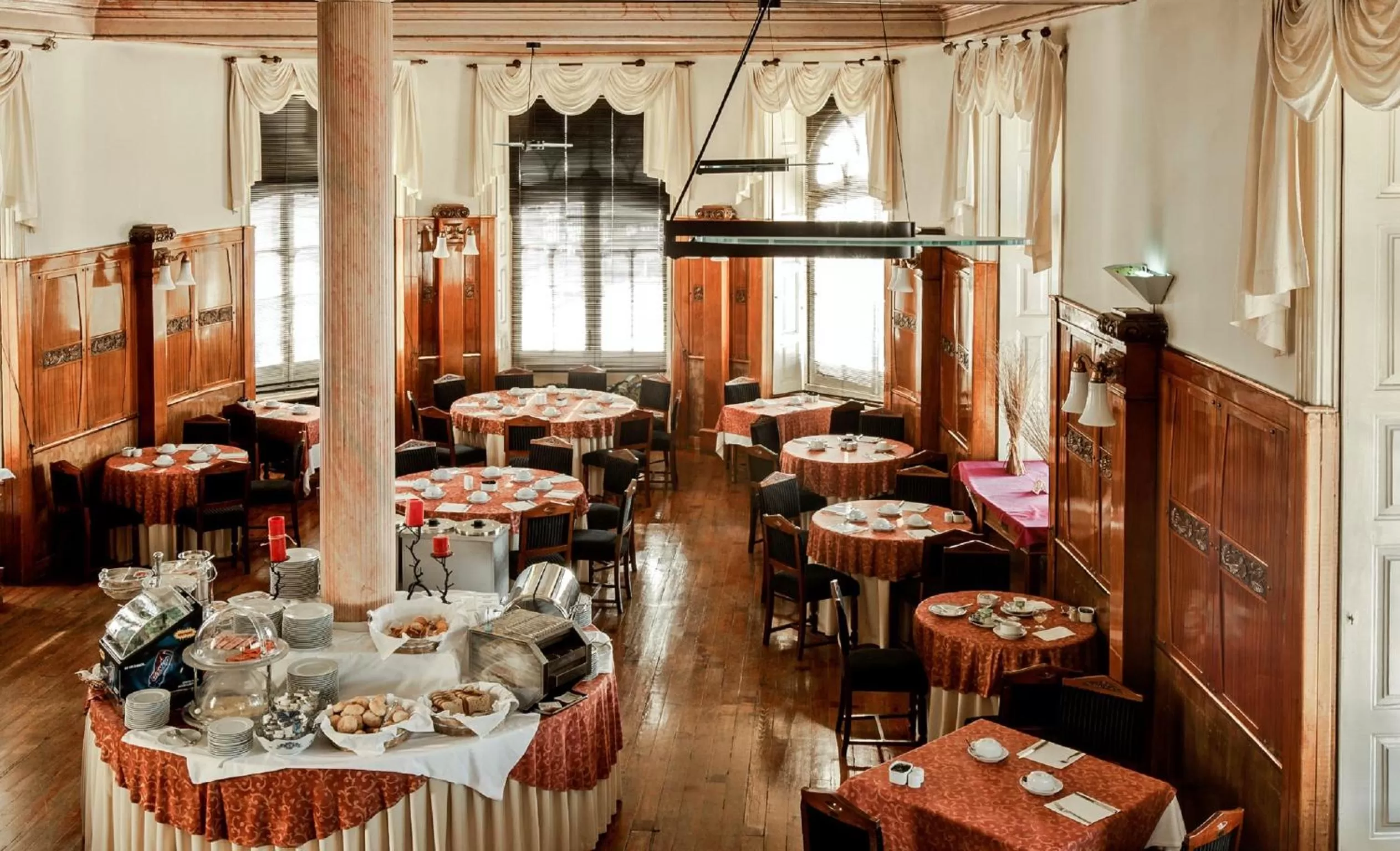 Restaurant/places to eat in Hotel Astoria