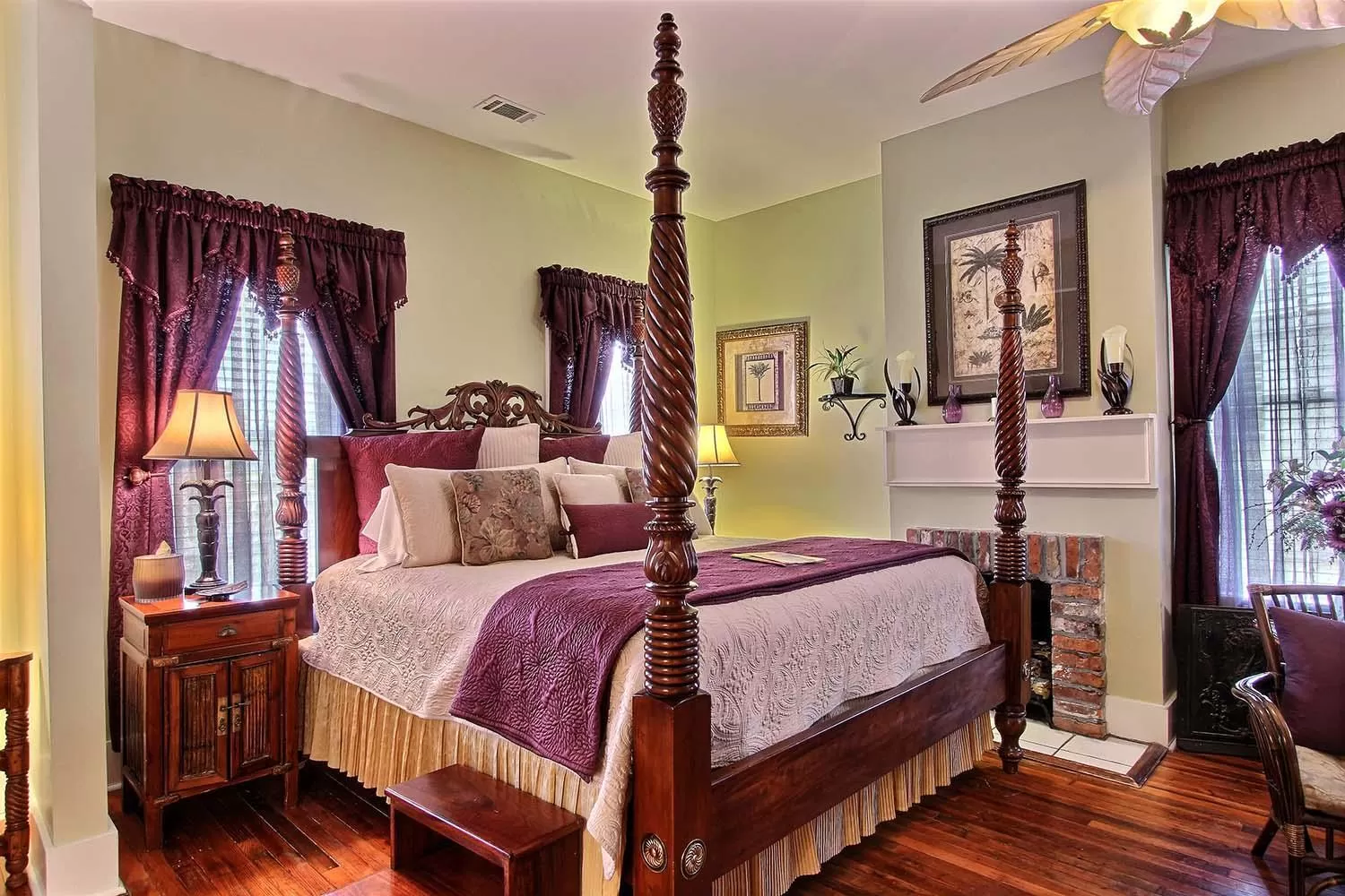 Bedroom, Bed in Green Palm Inn