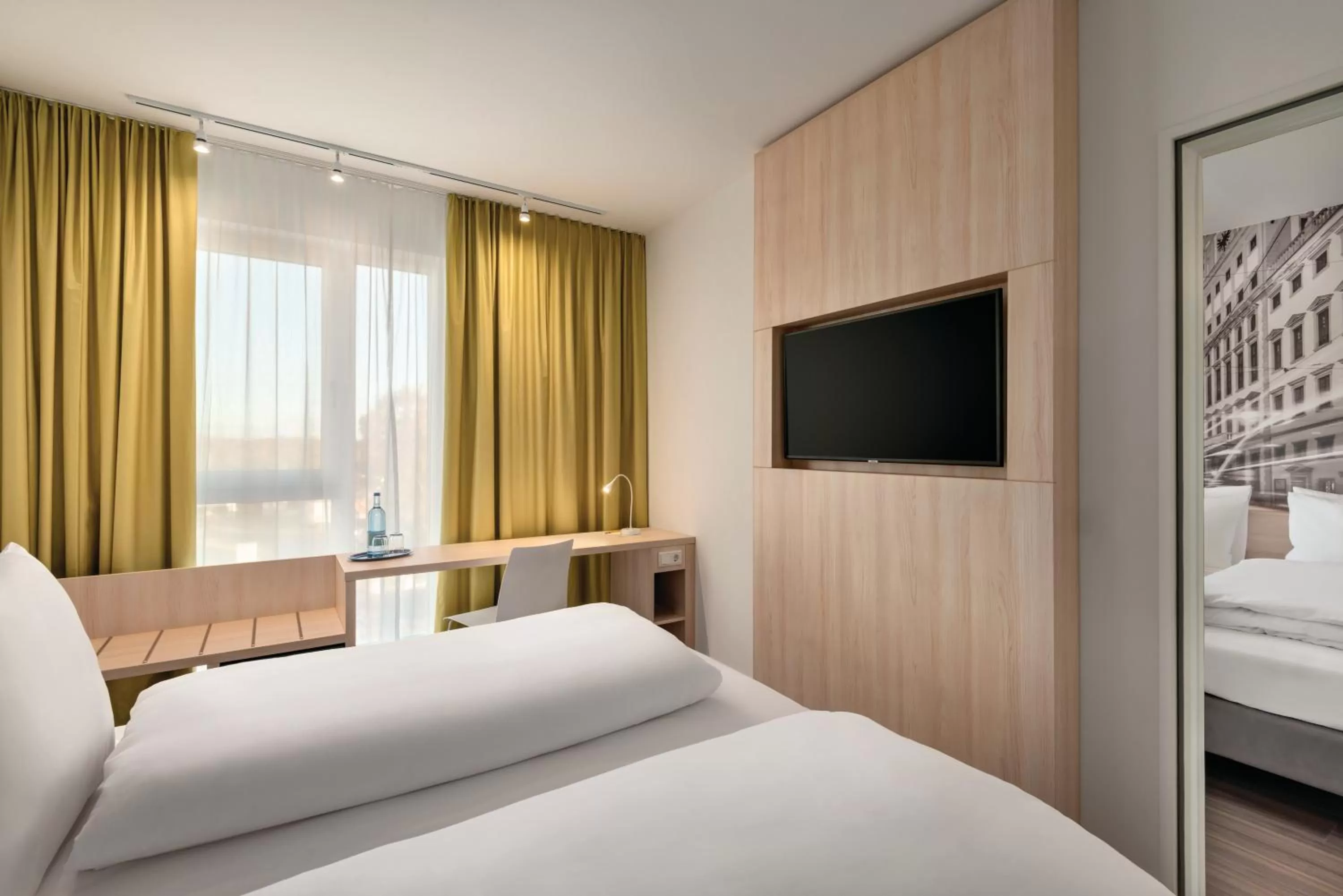 TV and multimedia, Bed in Super 8 by Wyndham Augsburg