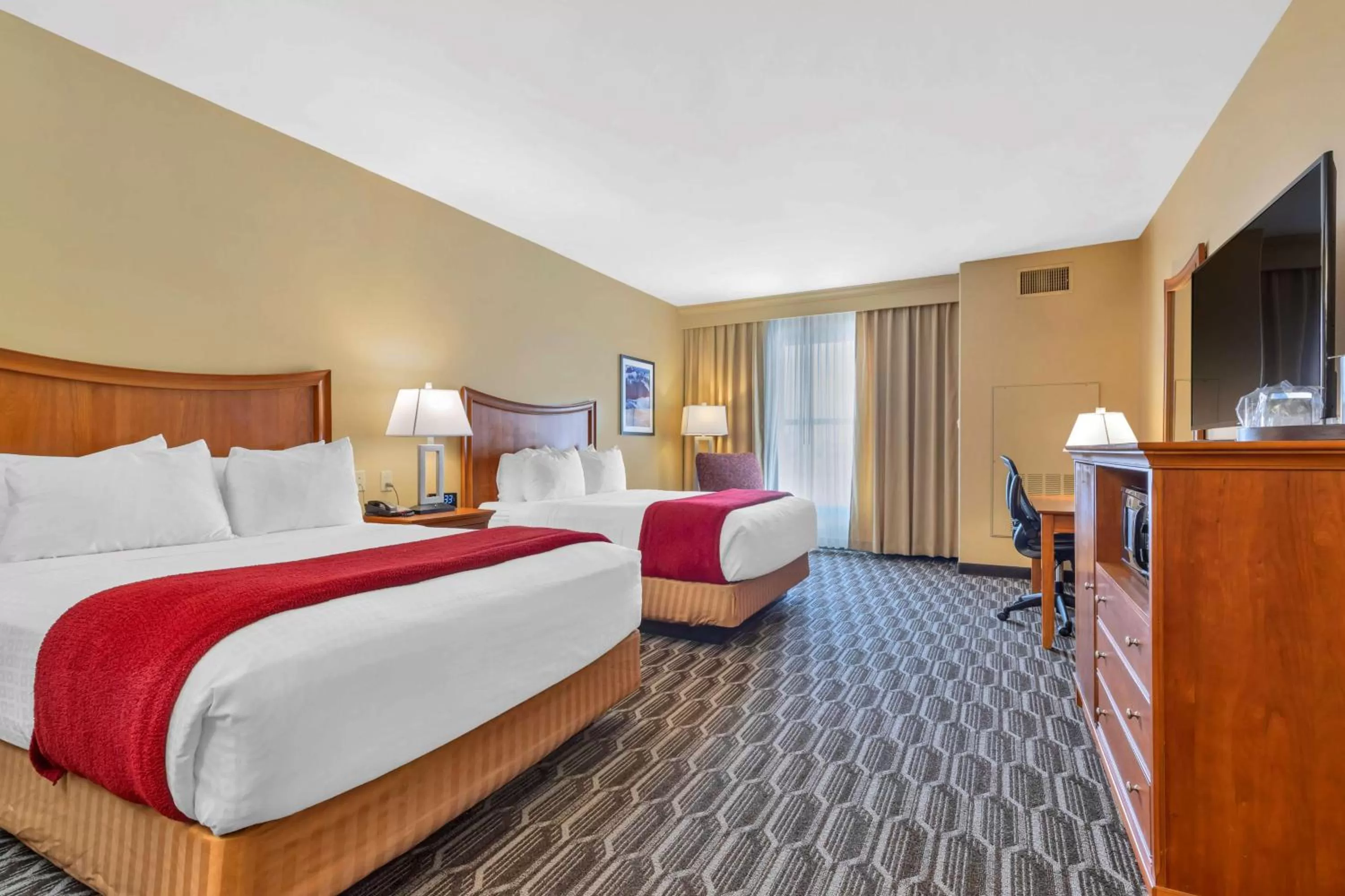 Bedroom, Bed in Best Western Plus Swiss Chalet Hotel & Suites
