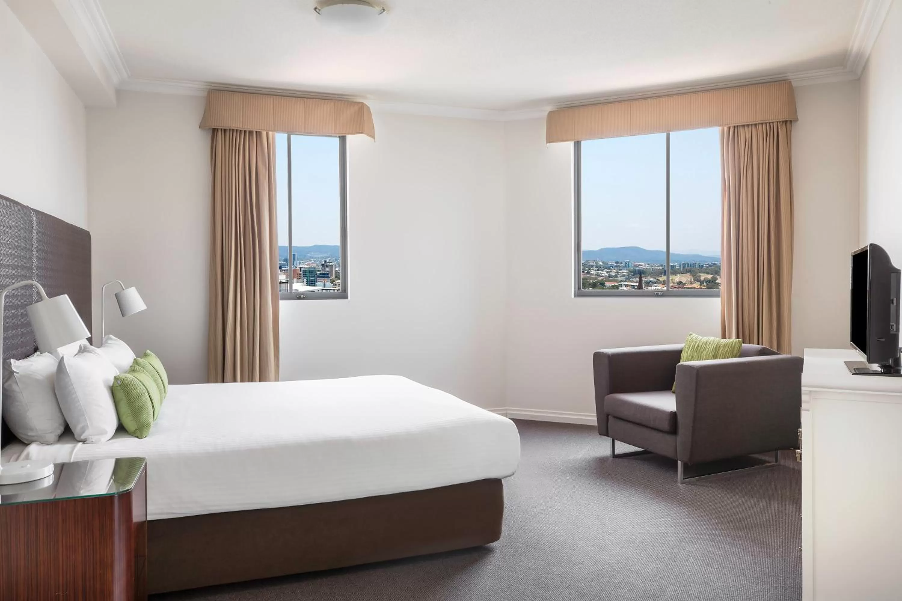 Bedroom, Bed in Mantra on Queen