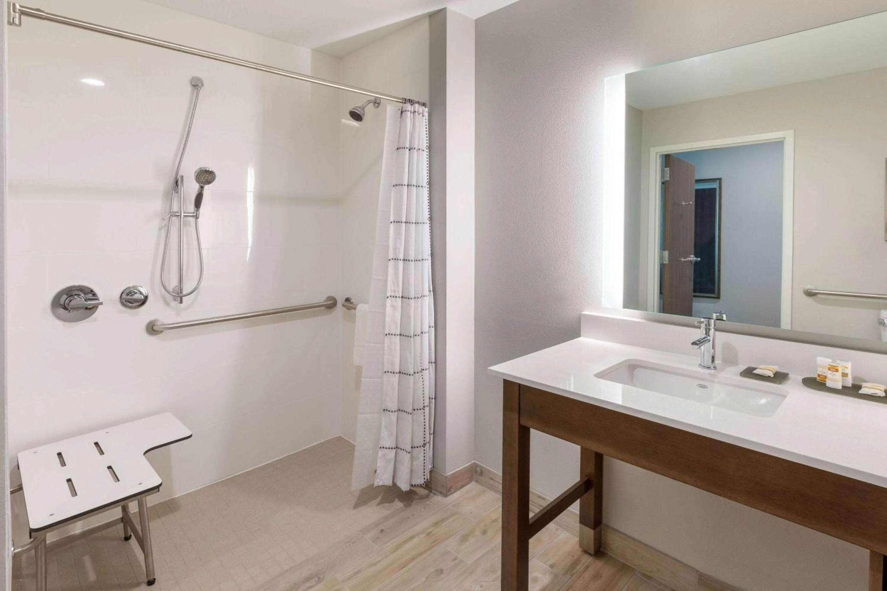 Shower in La Quinta Inn & Suites by Wyndham Round Rock near Kalahari