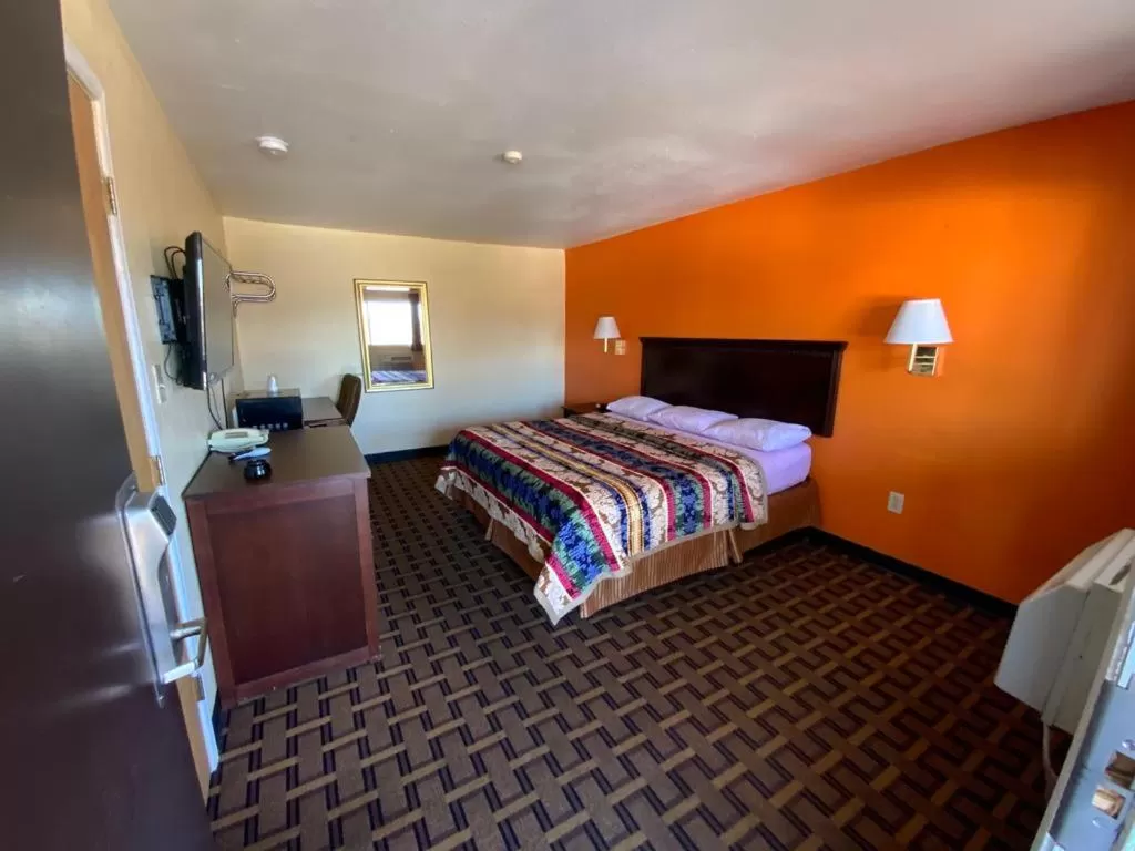 Bed in Indian Mound Motel