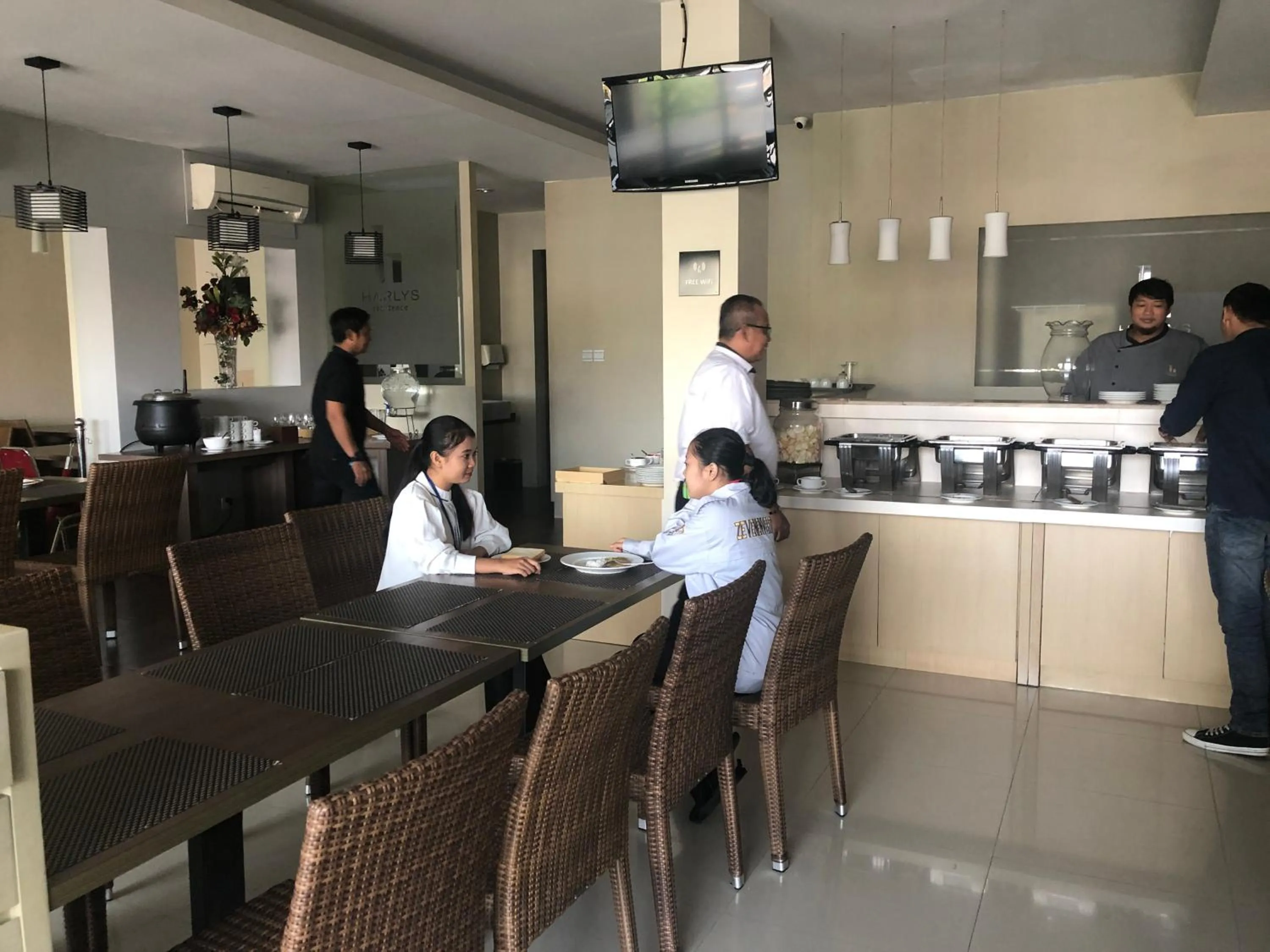 Breakfast in Harlys Residence