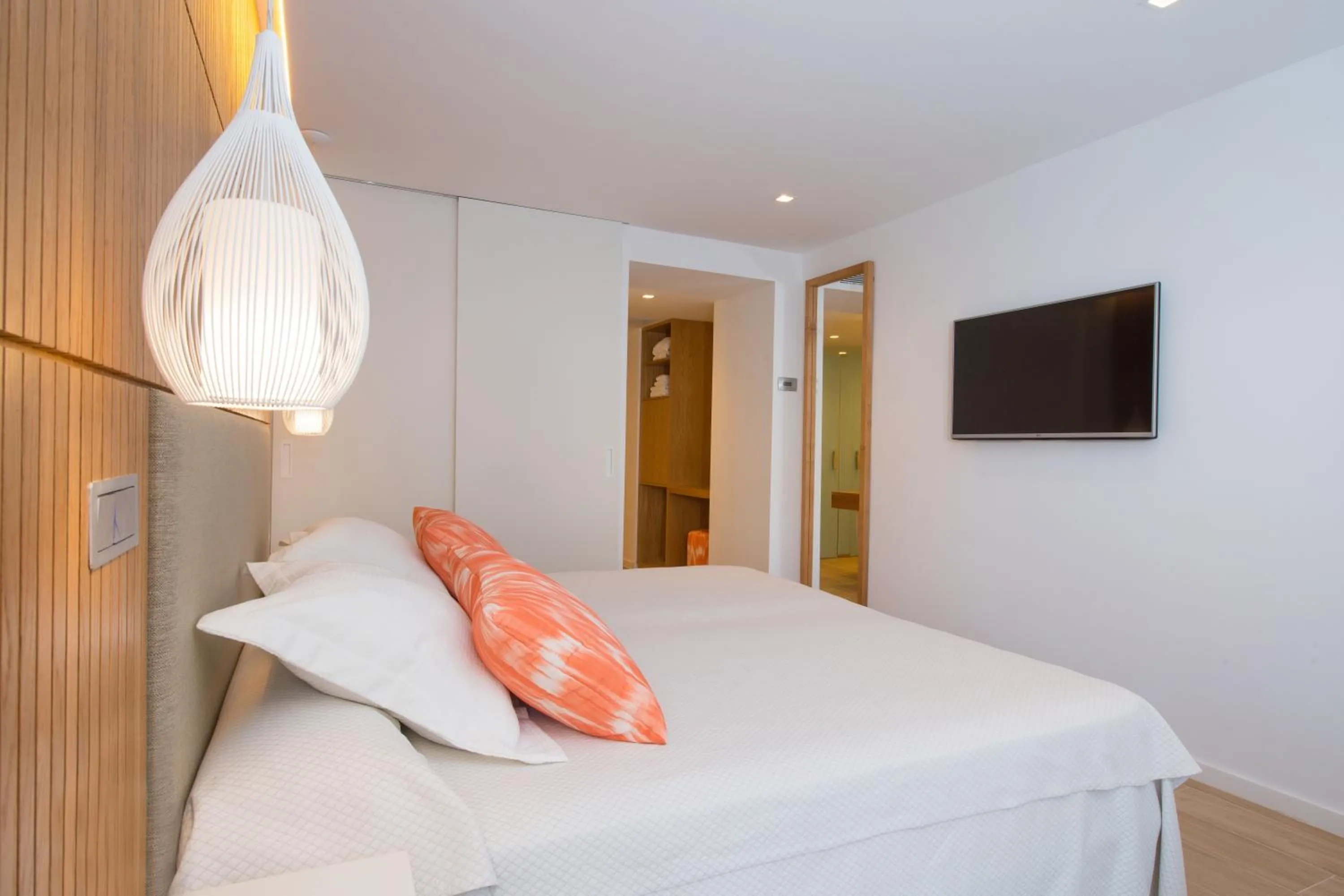 Toilet, Bed in Iberostar Waves Playa de Muro