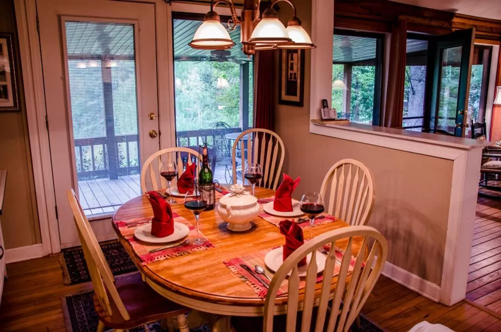 Dining area, Restaurant/Places to Eat in Asheville Cabins of Willow Winds