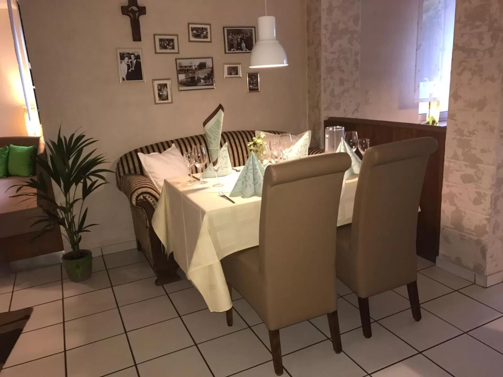 Restaurant/places to eat in Hotel Garni Zum Grünen Baum