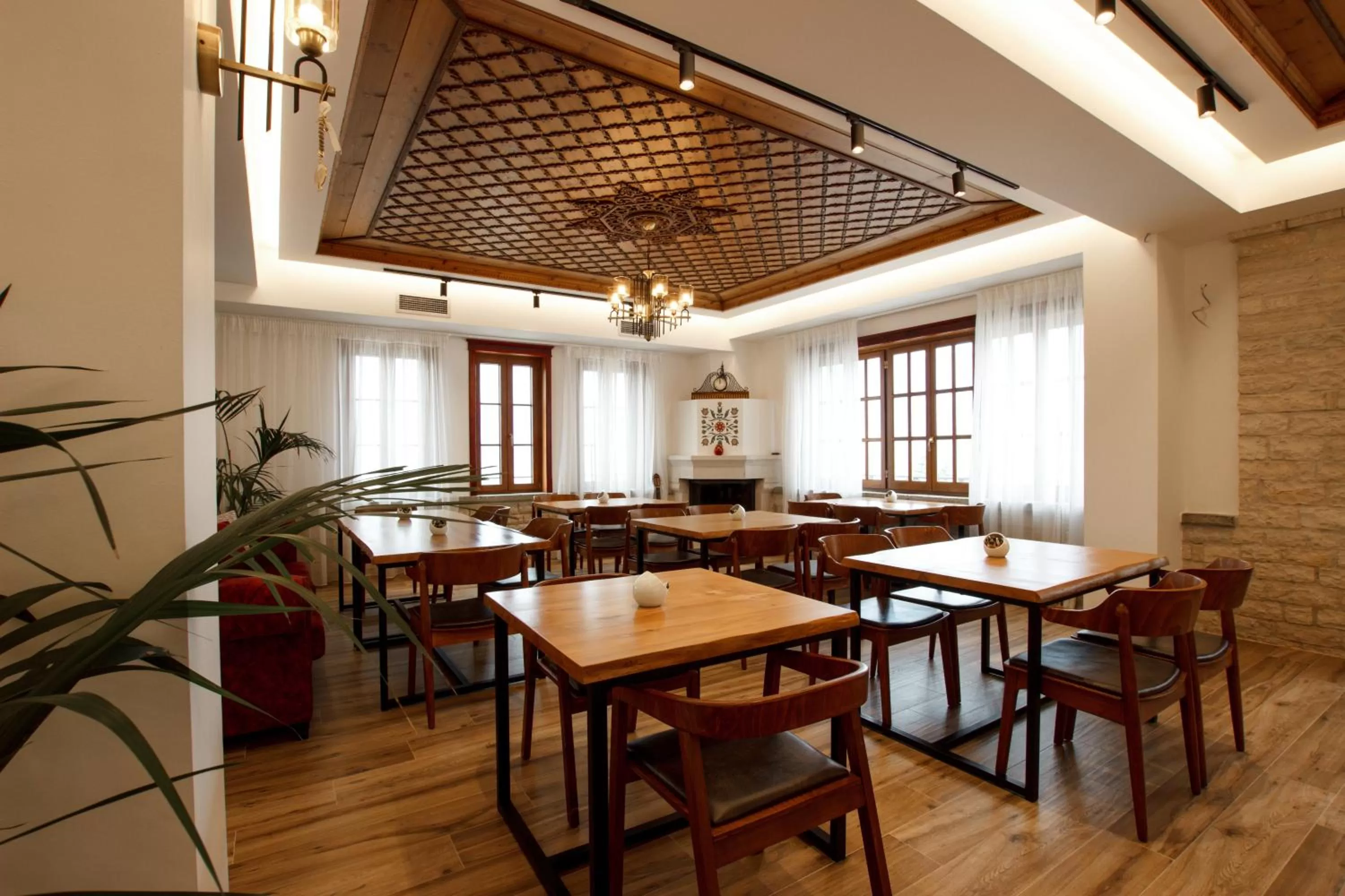 Restaurant/places to eat in Rose Garden Hotel