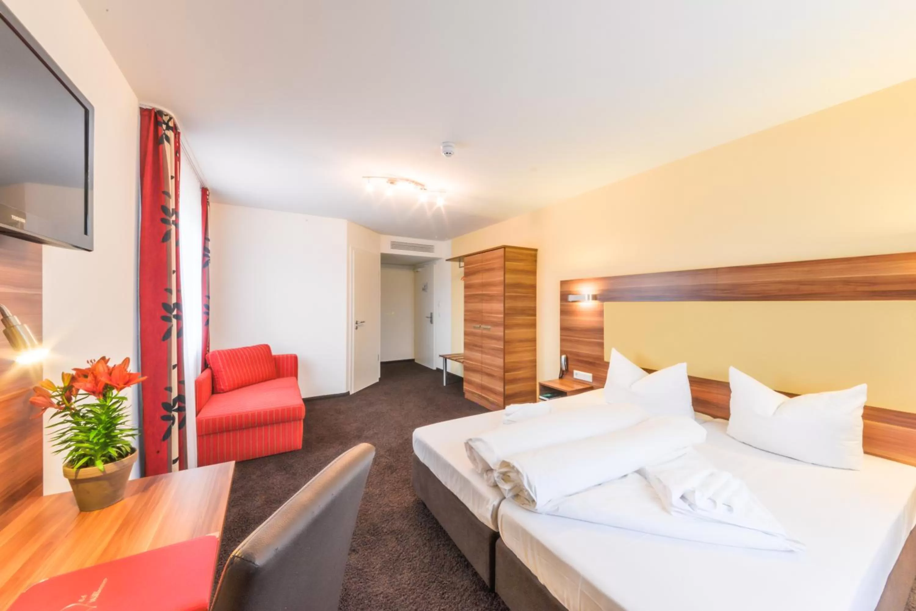 Photo of the whole room, Bed in Abasto Hotel & Spa Maisach