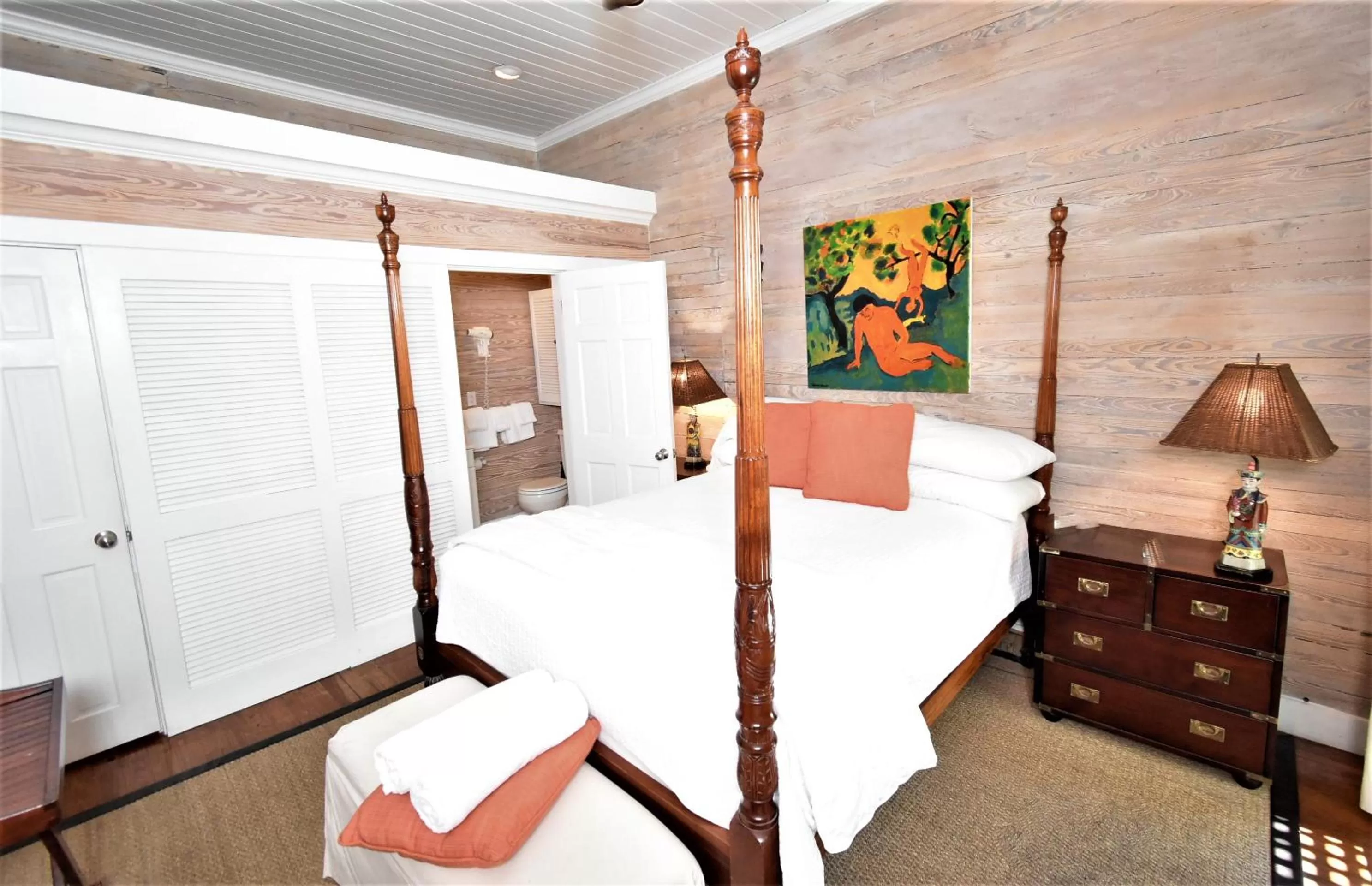 Bed in Simonton Court Historic Inn & Cottages