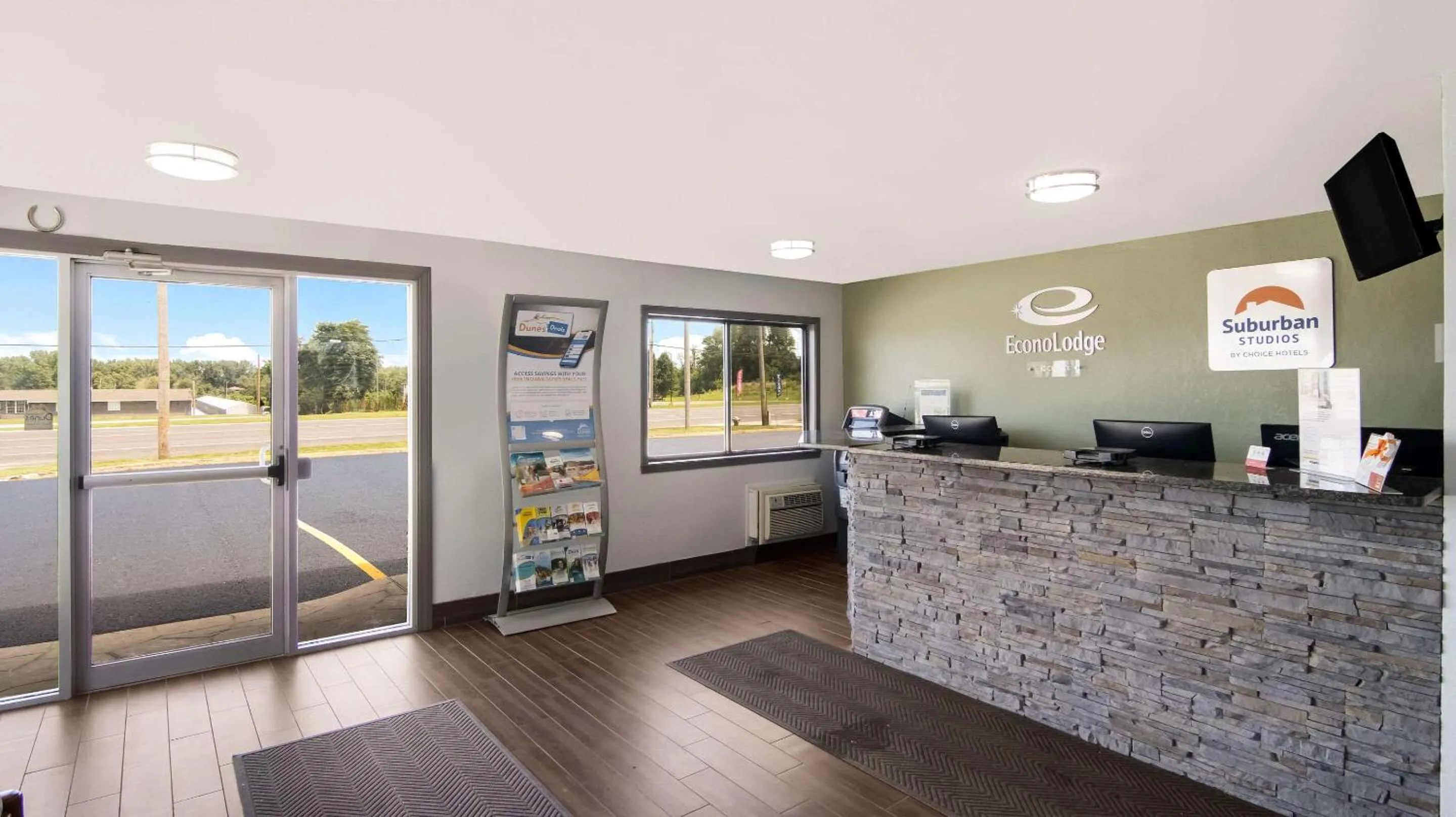 Lobby or reception in Suburban Studios Portage