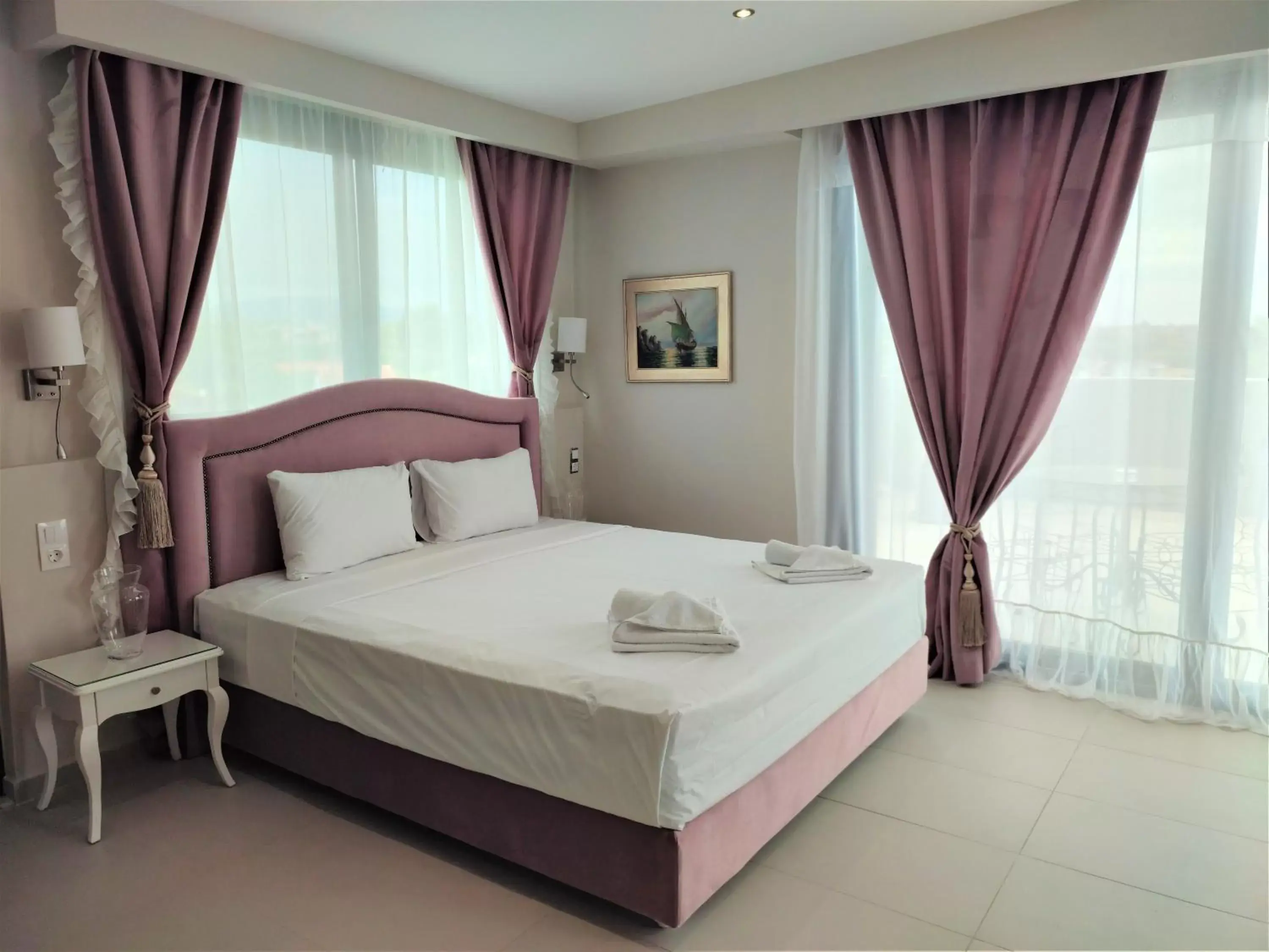 Suite with Hot Tub in Light Blue Hotel Suite with Hot Tub in Light Blue Hotel