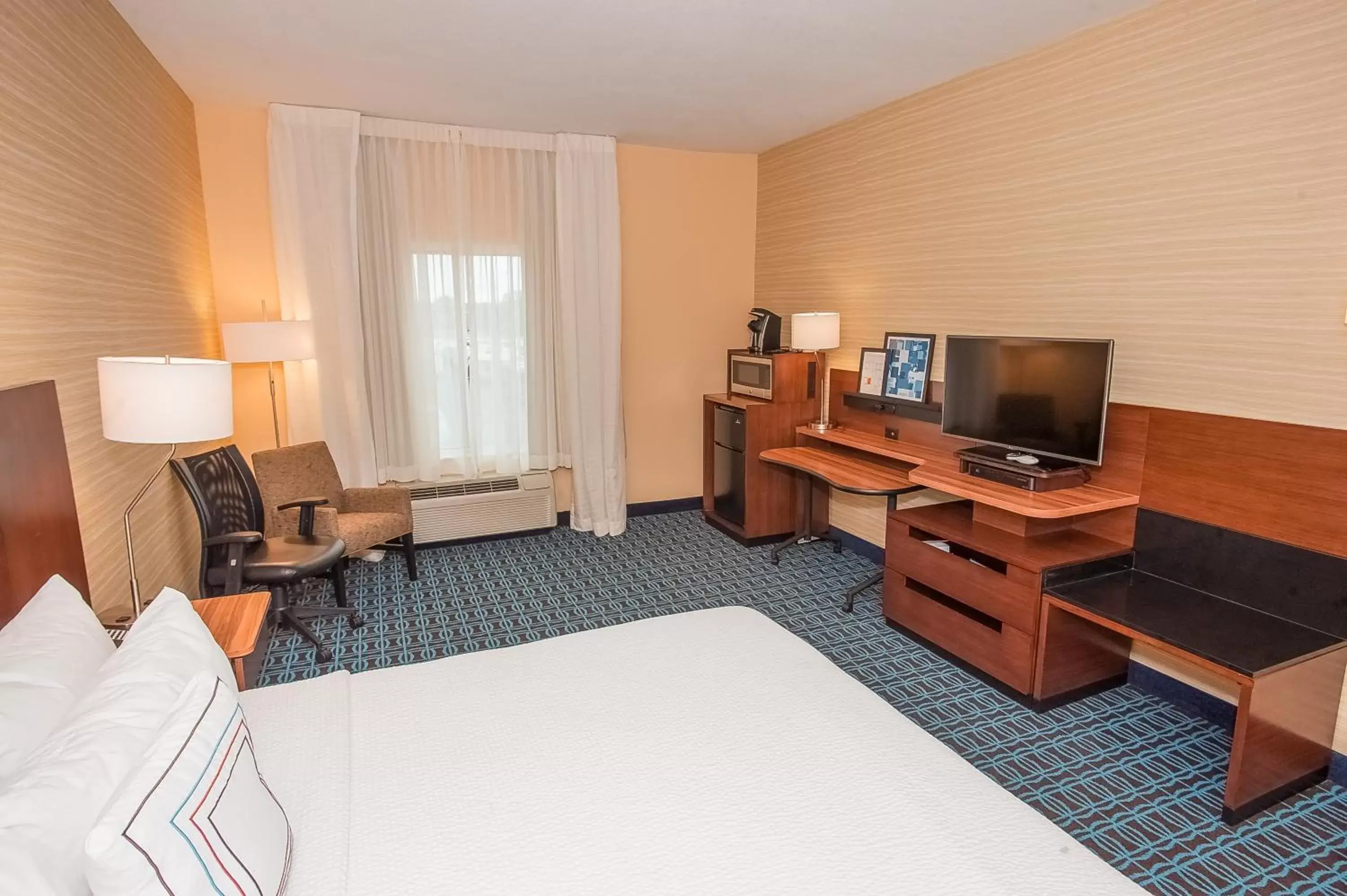 King Room with Roll-In Shower - Disability Access/Non Smoking in Comfort Inn & Suites South Akron King Room with Roll-In Shower - Disability Access/Non Smoking in Comfort Inn & Suites South Akron