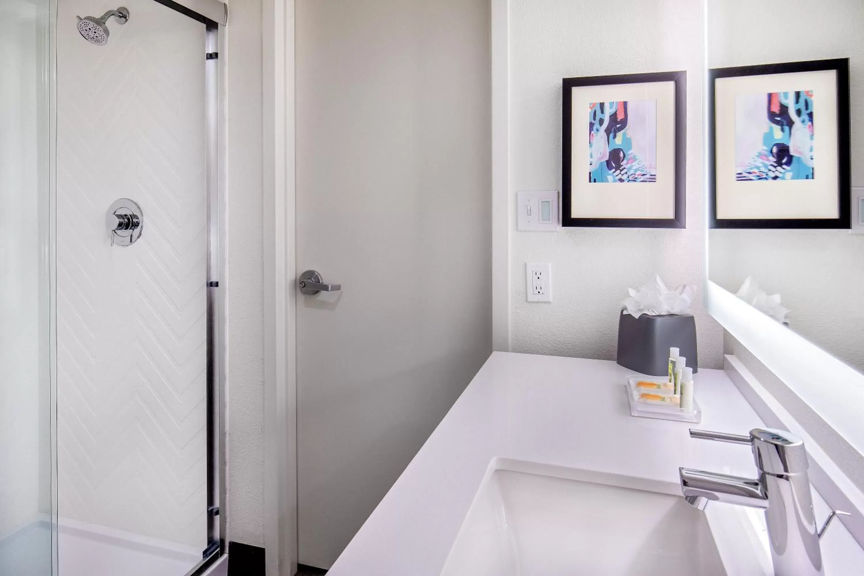Standard King Room with Roll-In Shower - Communications Access in Holiday Inn Newport News - Hampton by IHG Standard King Room with Roll-In Shower - Communications Access in Holiday Inn Newport News - Hampton by IHG