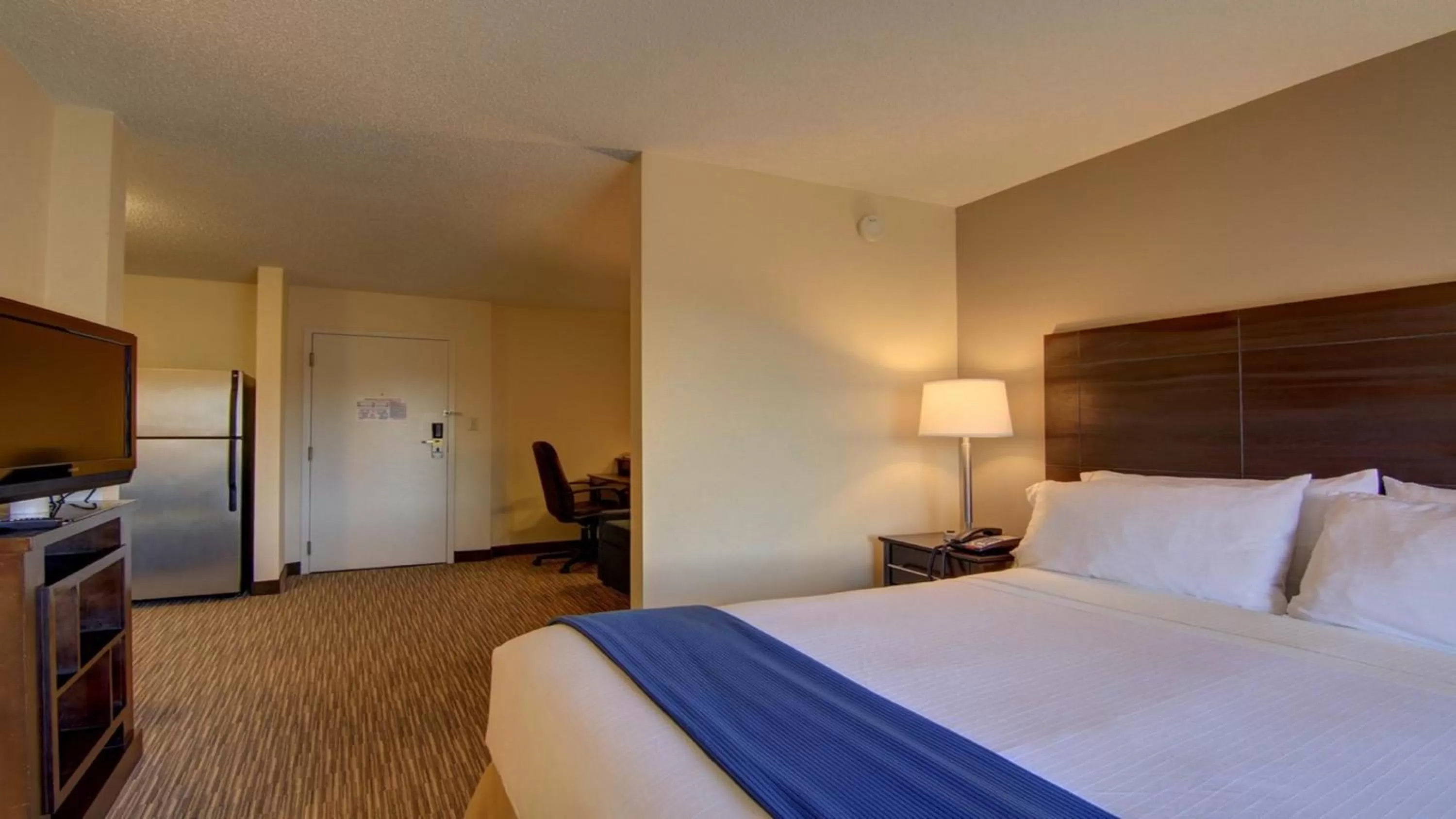 Bedroom, Bed in Holiday Inn Express & Suites Alpharetta by IHG