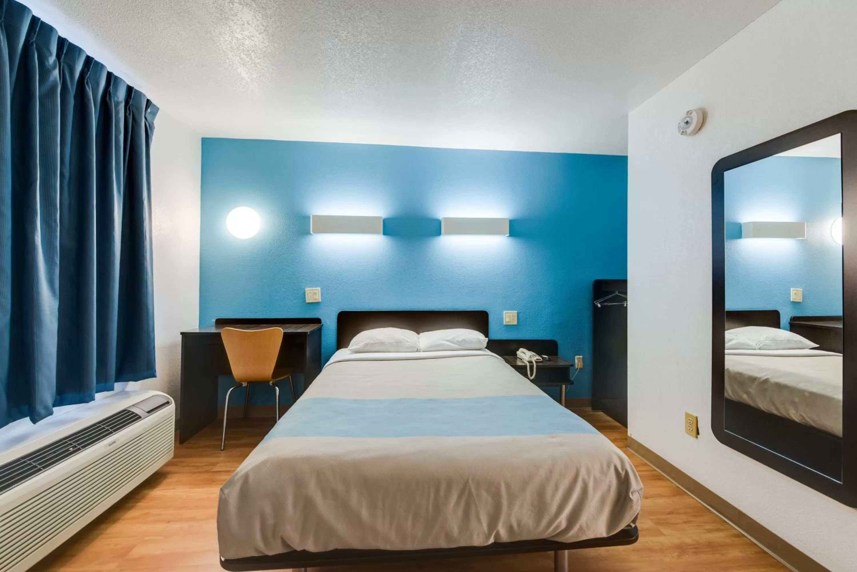 Bedroom, Bed in Motel 6-Kingston, TN