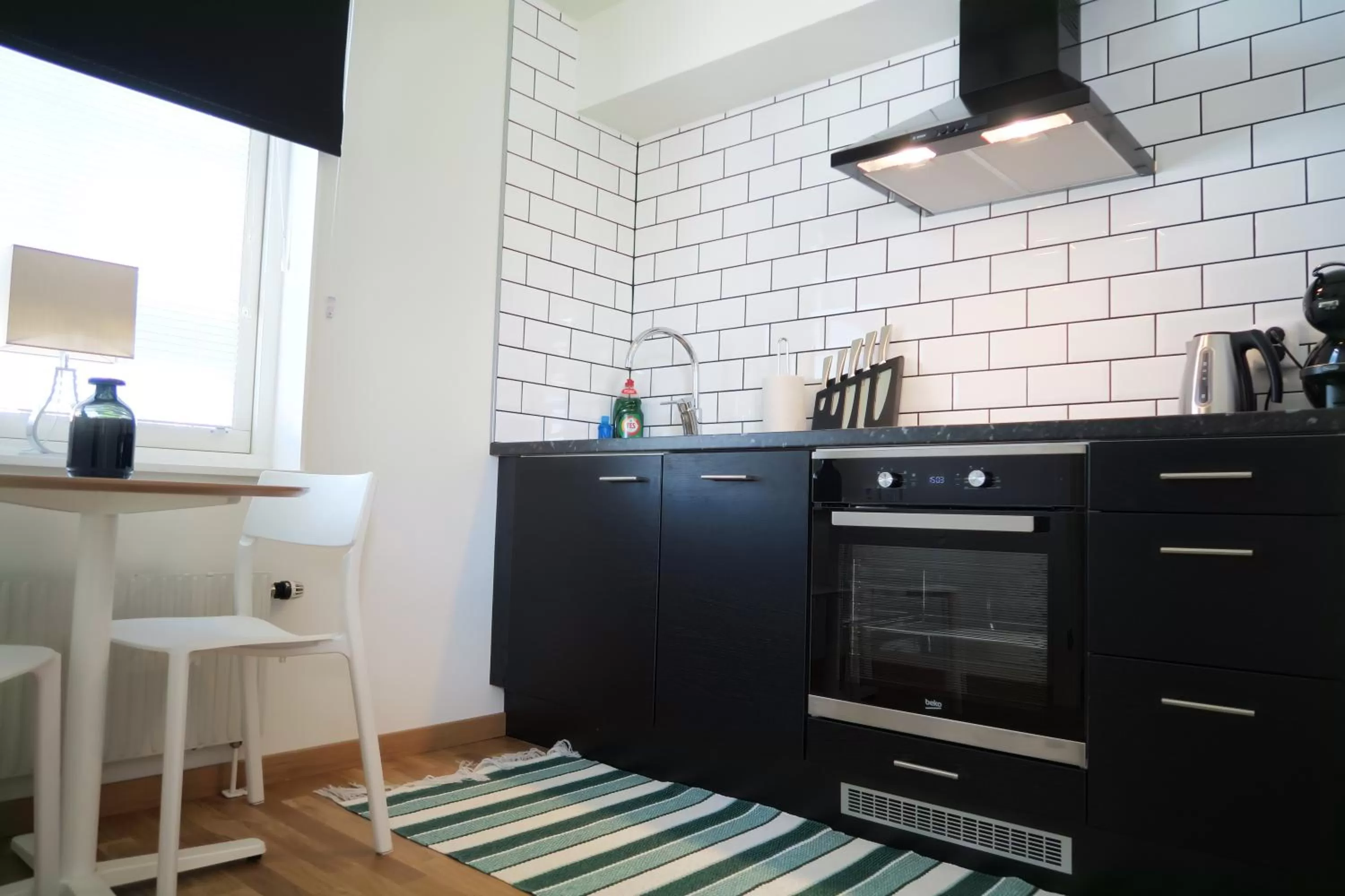 Communal kitchen in Easy Livin' Apartment Hotel