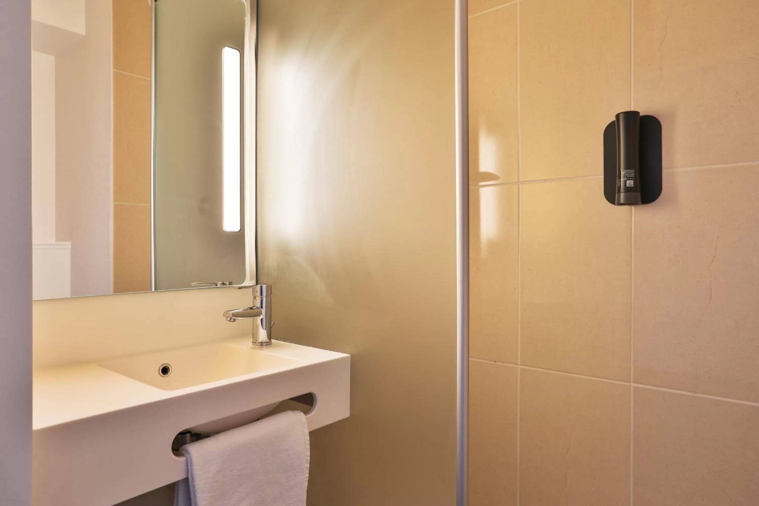 Bedroom in B&B HOTEL La Roche-sur-Yon