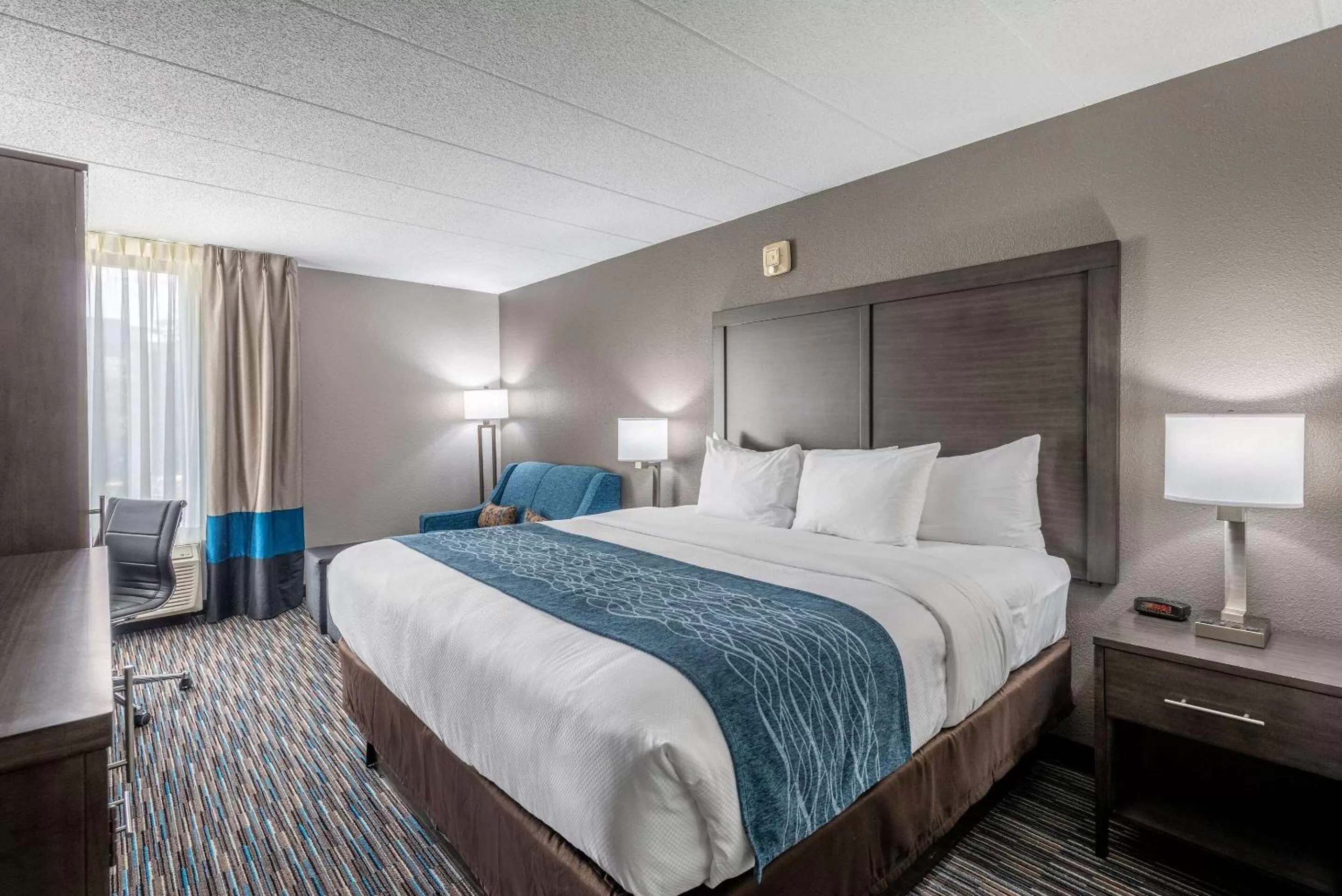 Bedroom, Bed in Comfort Inn Chicago Schaumburg - O'Hare Airport