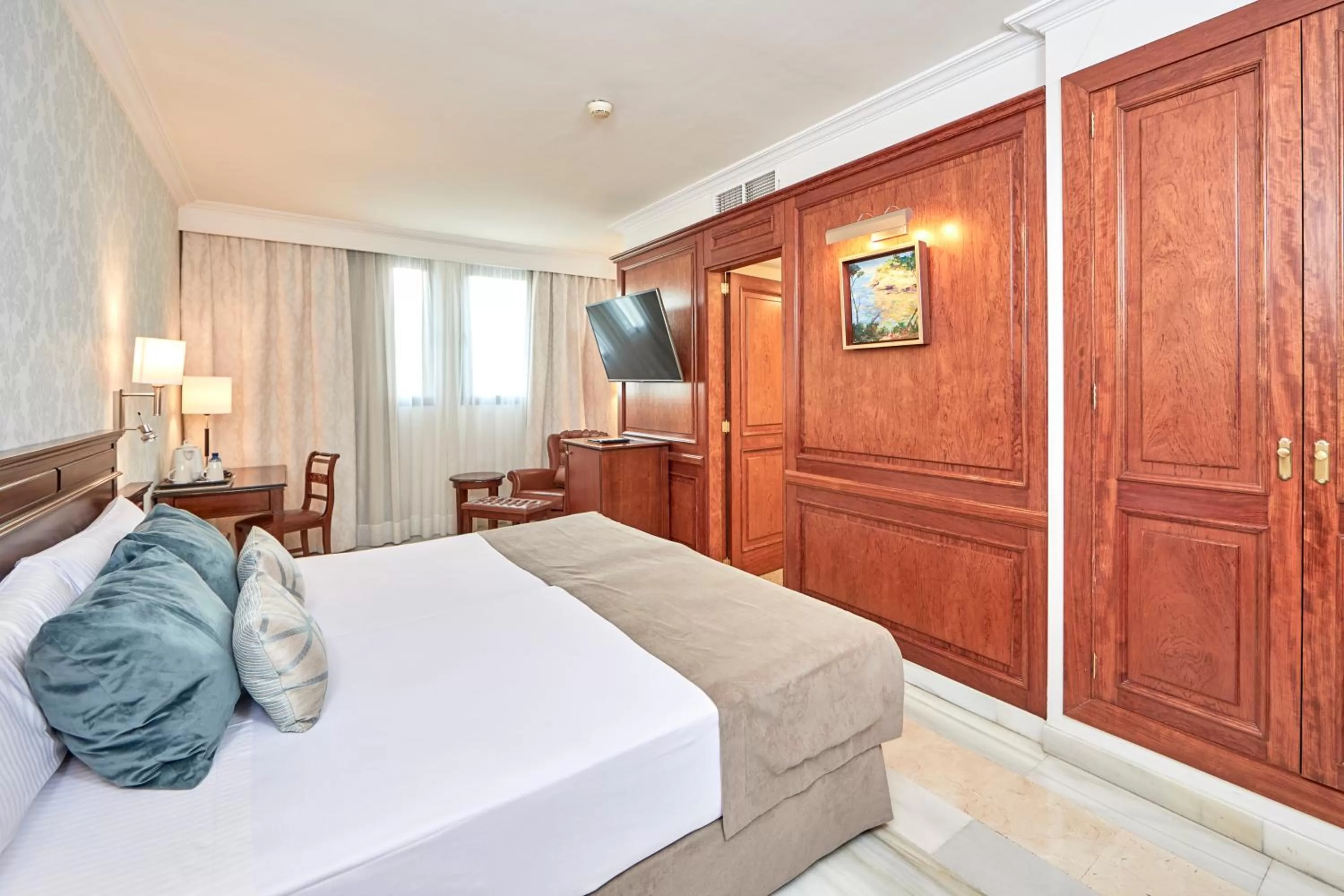 Photo of the whole room, Bed in Bordoy Continental Palma