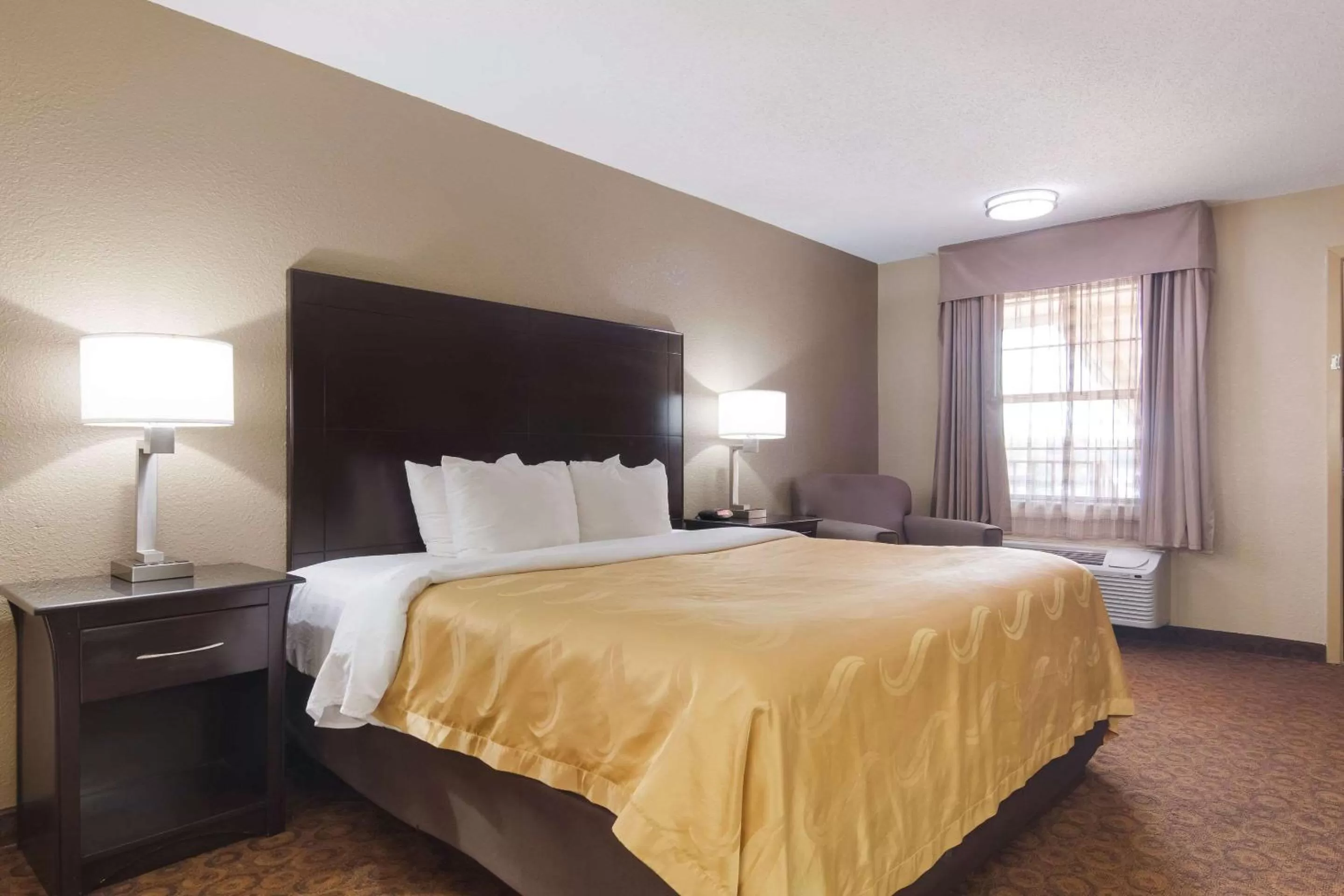 Bedroom, Bed in Quality Inn Magnolia