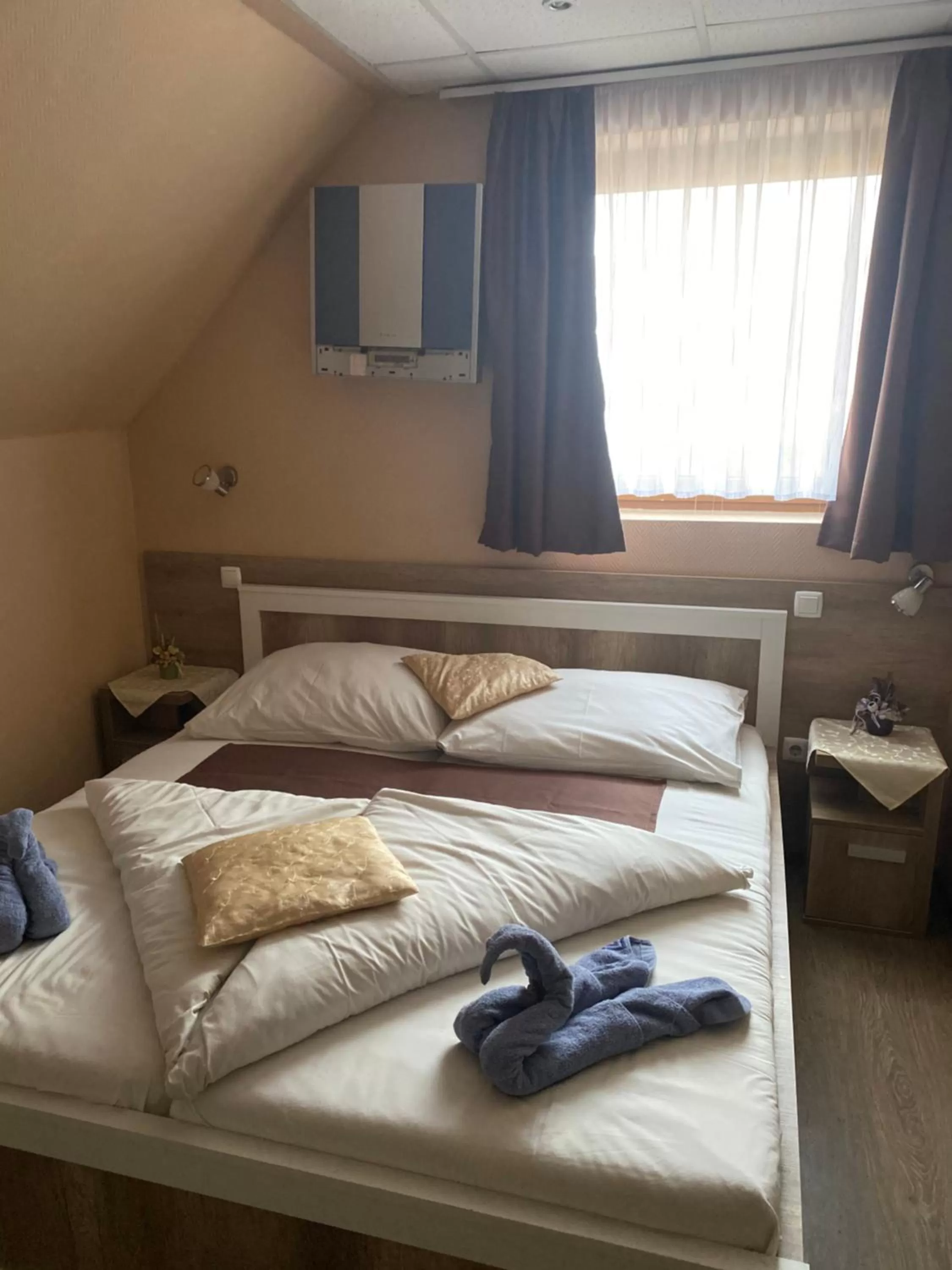 Bed in Abszolút Hotel és Panzió