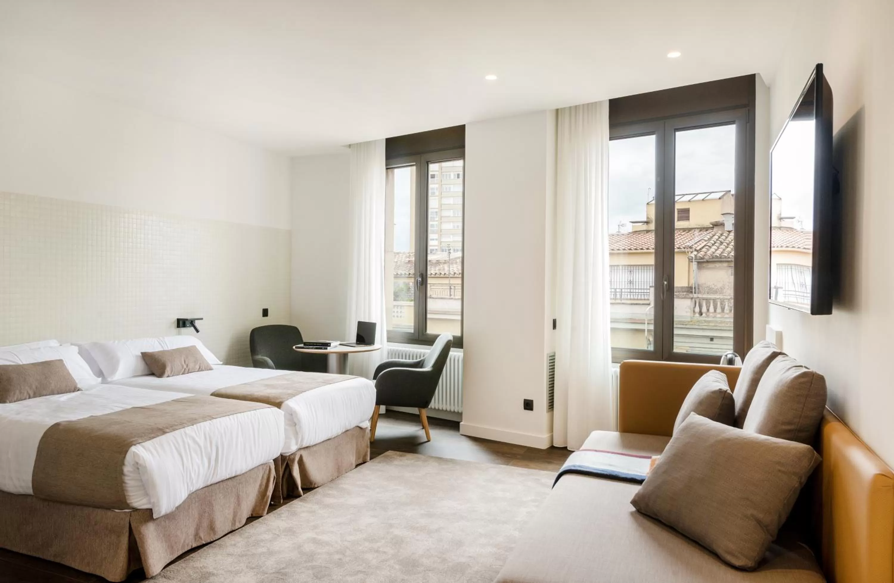 Living room, Bed in Peninsular