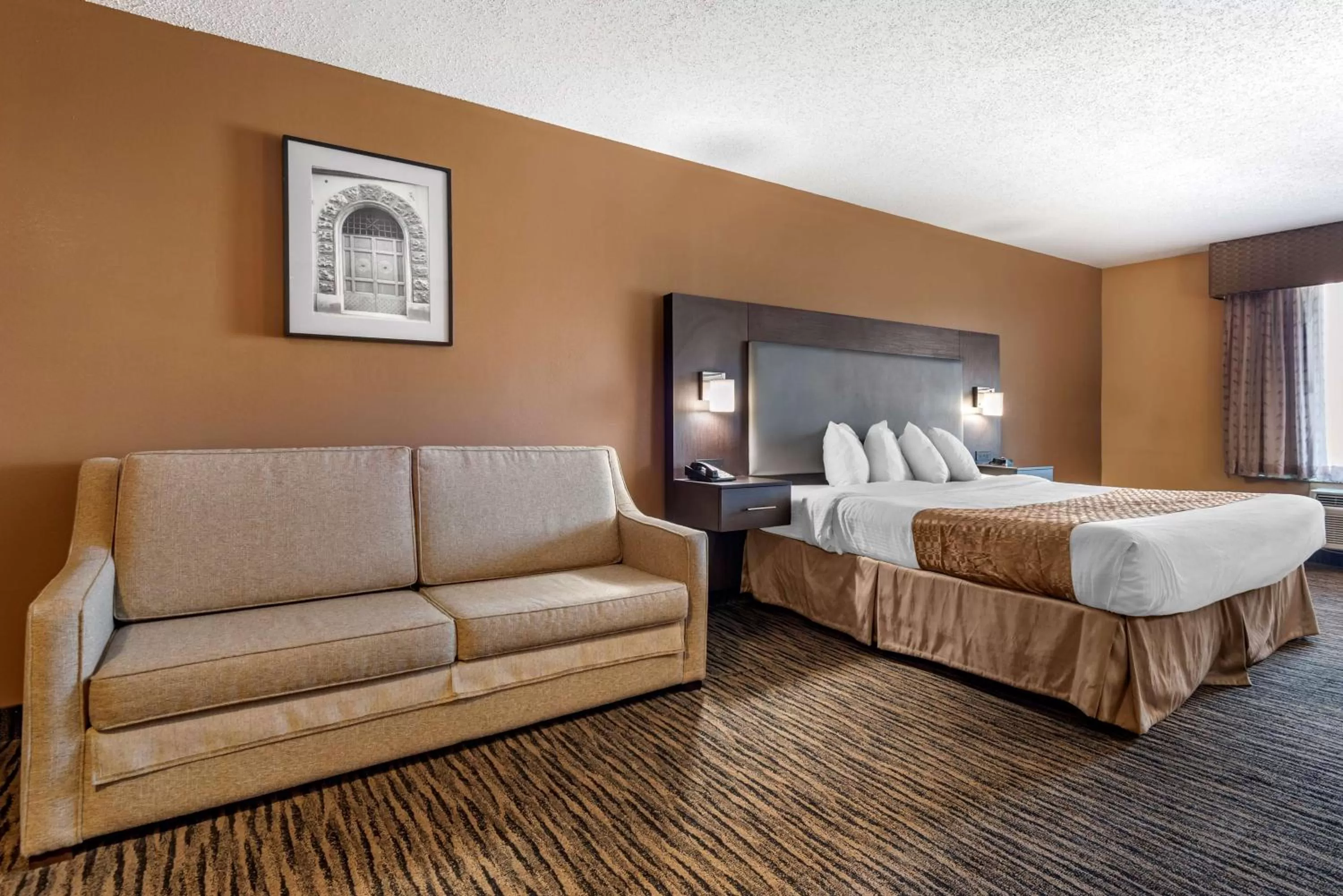 Photo of the whole room, Bed in Best Western the Inn at the Fairgrounds