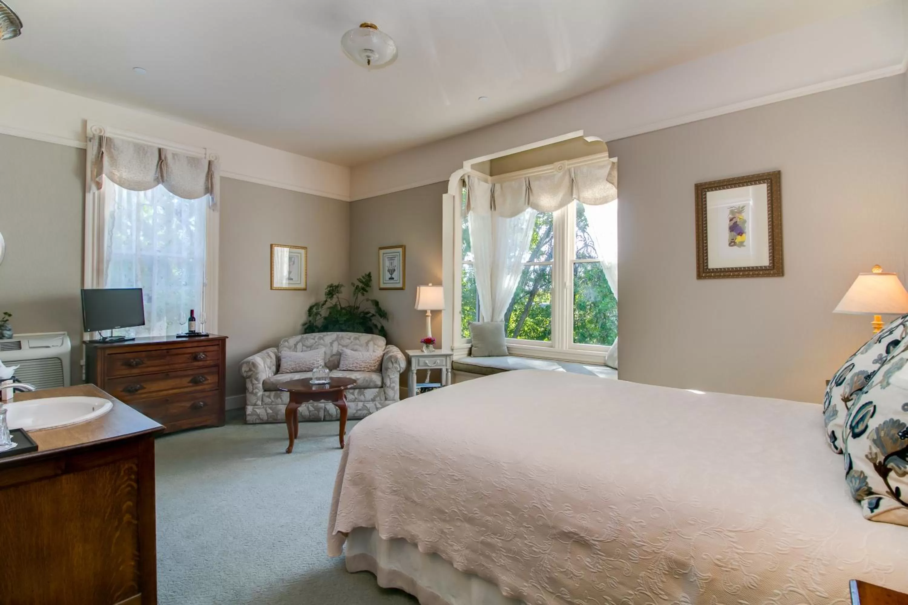 Bed in Winchester Inn