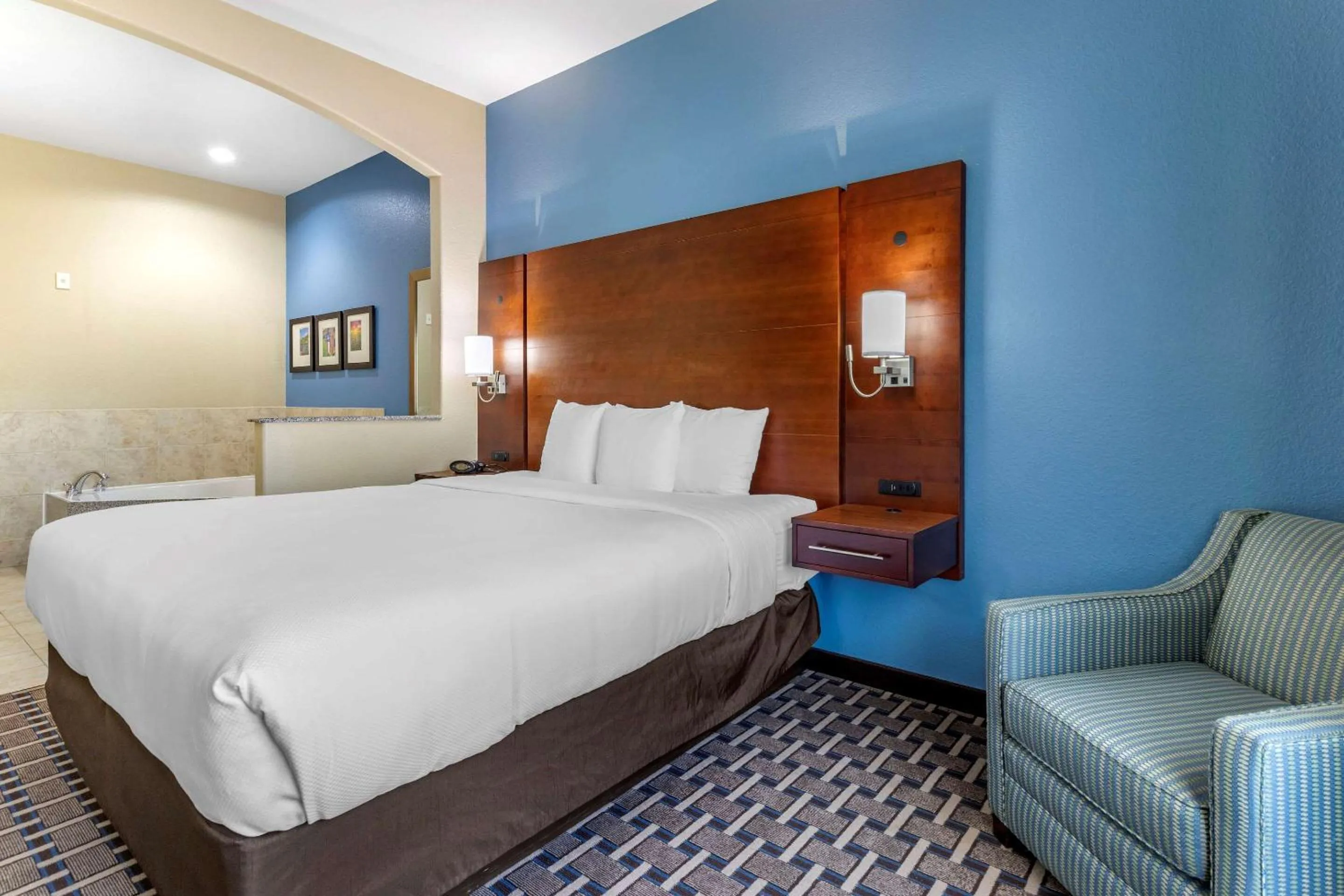 Photo of the whole room, Bed in Comfort Suites Georgetown