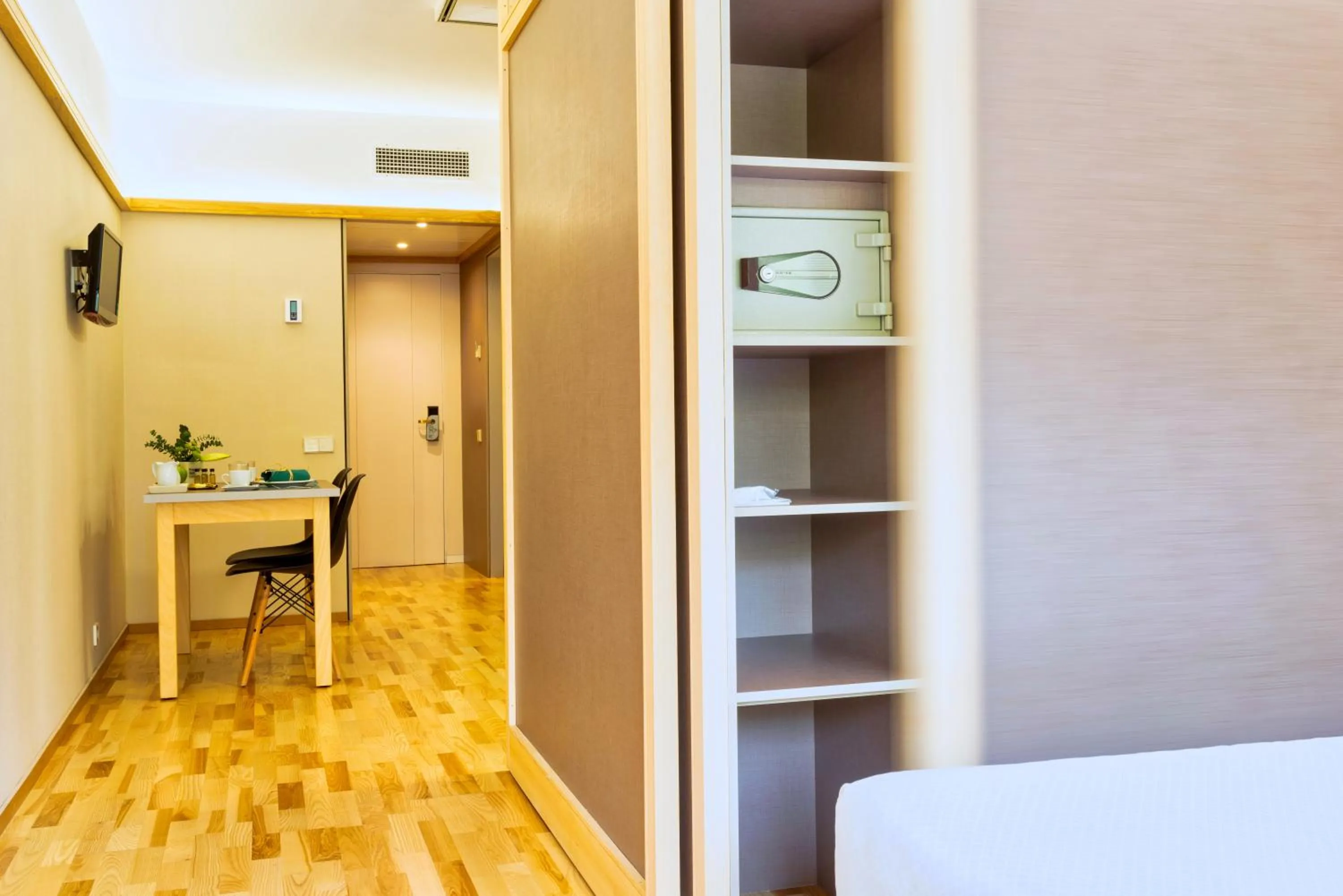 Photo of the whole room, Bed in Bonanova Suite