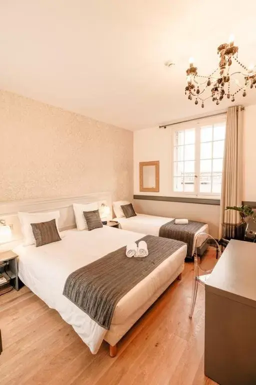 Triple Room South Facing in Hotel Restaurant Edmond's Triple Room South Facing in Hotel Restaurant Edmond's