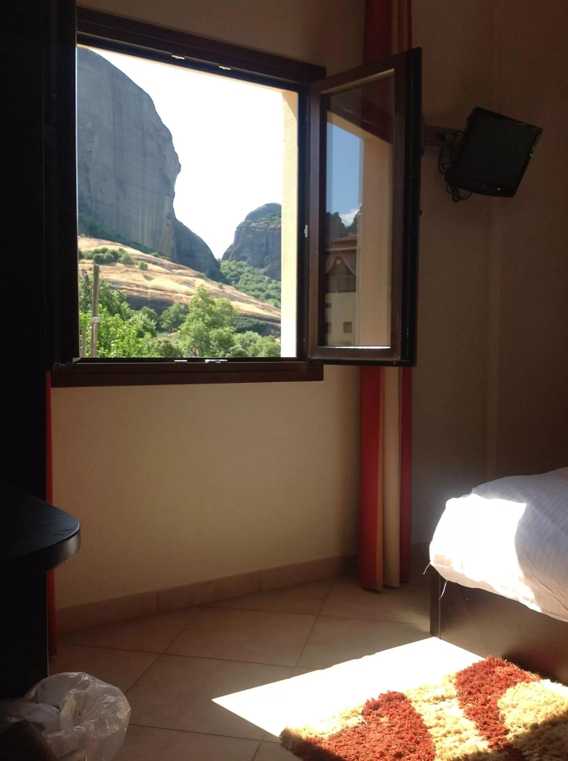 Day, Bed in Hotel Meteoritis